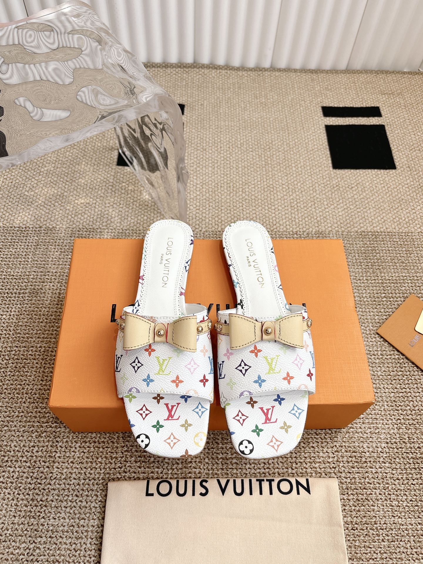 NO:255713,Louis Vuitton cat heel flat slippers The just-in-one kitten heel is sexy and comfortable, full of the full emotional value that beautiful summer shoes can give. The sandals are also very well-behaved and beautiful!  Original open molded denim imported cowhide sheepskin inner lining, original cowhide sole size#35-41, slippers, louis vuitton, sandals, slippers, cowhide, sheepskin19860909Louis Vuitton 猫跟 平底 拖鞋  刚刚好的小猫跟,性感舒适,拉满了夏日美鞋能给的满分情绪价值 凉鞋的造型也很乖巧好看呀！ 原版开模牛仔布进口牛皮 羊皮内里,本色牛皮底 size#35-41,拖鞋,louis vuitton,sandals,slippers,cowhide,sheepskin,Women's Shoes