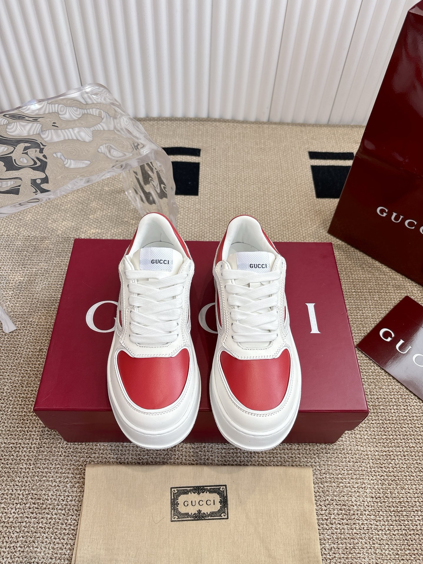 NO:247311,Gucci casual sneakers top version!  Oil-edged craftsmanship is shiny. The new model in early spring creates a perfect style of street-fried style. It is cool and cool C-position fashionable outfit. Classic shoe style with retro and futuristic feel, presenting a delicate texture!  Custom high-density sole with open mold. Full set of packaging and equipment. Size 35-45, casual shoes/sports shoes, gucci, gucci, sneakers19860909Gucci 古驰休闲运动鞋  顶级版本！油边工艺洗光光.早春新款,打造属于完美的风格炸街款 又酷又飒c位时髦穿搭 带复古加未来感经典鞋型,呈现出精致质感！开模定制高密大底.全套包装配备. 码数女35-45,休闲鞋/运动鞋,gucci,gucci,sneakers,Women's Shoes