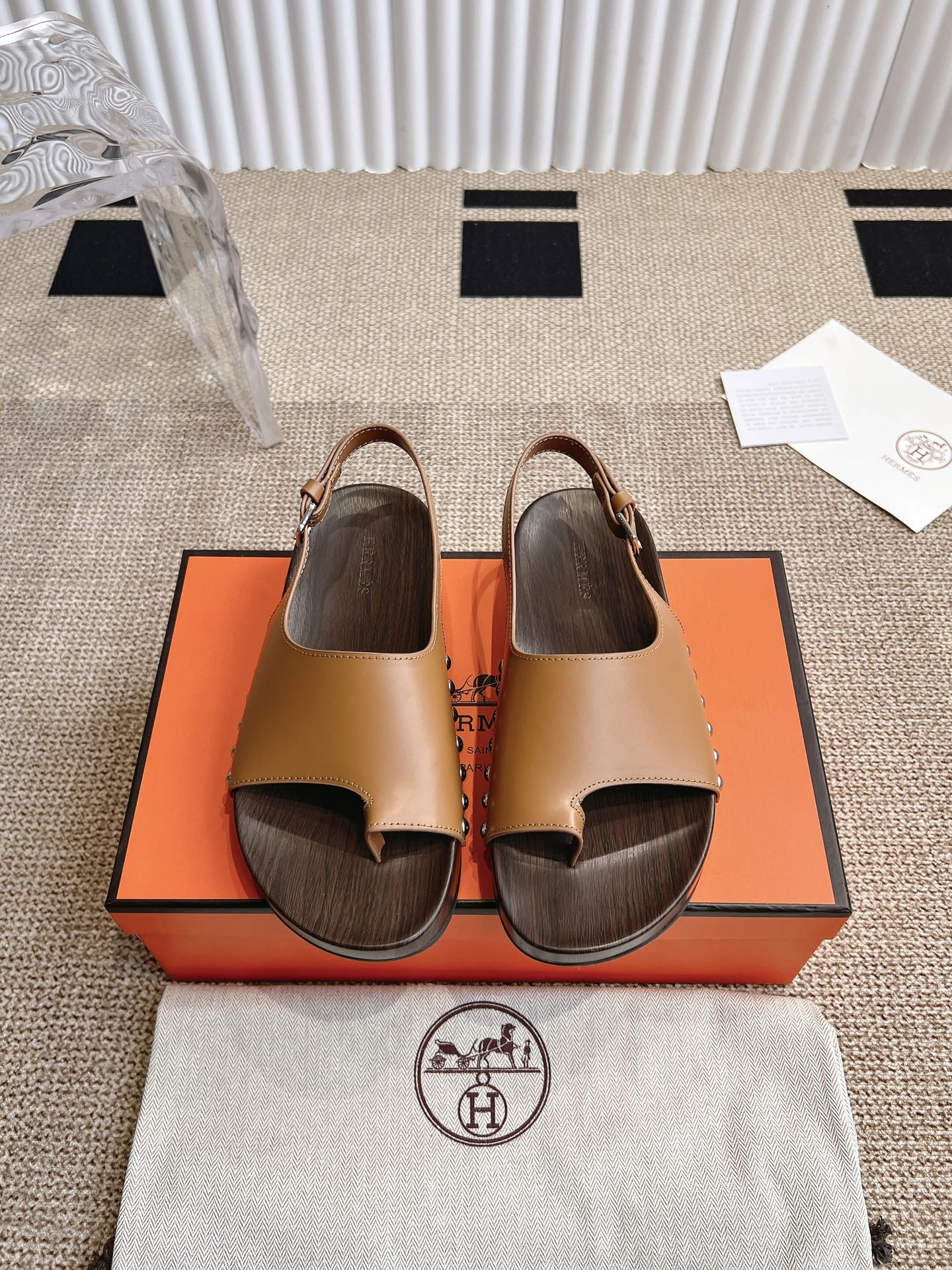 NO:247324,Hermes second uncle shoes, h-shaped thick-soled wooden sandal slippers, Hermes couples, 2025 new kos upper imported toe-layer cowhide, footbed mixed-bred sheepskin, original open-molded sole. Whether it is leather, last, sole, or craftsmanship, it is the same as zp, head layer Napa cowhide, cut geometric h-shaped upper, exuding elegant charm. It is paired with adjustable straps, suitable for different foot types, and feels comfortable to wear. Plated rivets are inlaid into the shoe body, elegant and rebellious. Black rubber inlaid with dark wooden sole, simple and smooth design, creating a comfortable and casual look. Size: 35-39.39-45, sandals, hermes, hermes, sandals, slippers, cowhide, sheepskin19860909Hermes爱马仕二舅鞋h型厚底木底凉鞋拖鞋  爱马仕情侣款 2025新款 kos鞋面进口头层牛皮 垫脚混种羊皮,原版开模大底. 无论是皮料、楦型、鞋底、工艺,都跟zp一致头层纳帕牛皮裁切几何h型鞋面,散发优雅魅力.搭配可调节袢带,适合不同脚型,穿着倍感舒适.镀把铆钉镶进鞋身,优雅中带着叛逆的心.黑色橡胶嵌饰深色木质鞋底,设计简约流畅,打造舒适休闲造型. size:35-39码.39-45,凉鞋,hermes,hermes,sandals,slippers,cowhide,sheepskin,Women's Shoes
