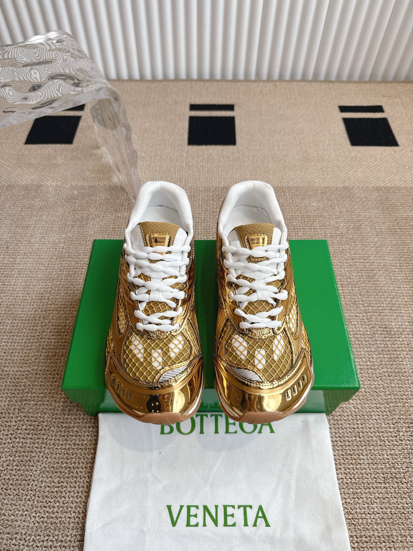 NO:247318,New colors are added. Bottega Veneta, a new Orbit sneaker, is a popular single product for celebrities and internet celebrities. The leading design is full of technology. It is really hard not to love it. It's so cool!  Size 35-40 for women, 40-44 for men, casual shoes/sports shoes, bottega veneta, sneakers19860909新色增加 男10情侣款Bottega Veneta 全新Orbit运动鞋王炸单品众明星网红热衷款,领先设计科技感十足,真的很难不爱,太酷了！码数女35-40、男40-44,休闲鞋/运动鞋,bottega veneta,sneakers,Women's Shoes