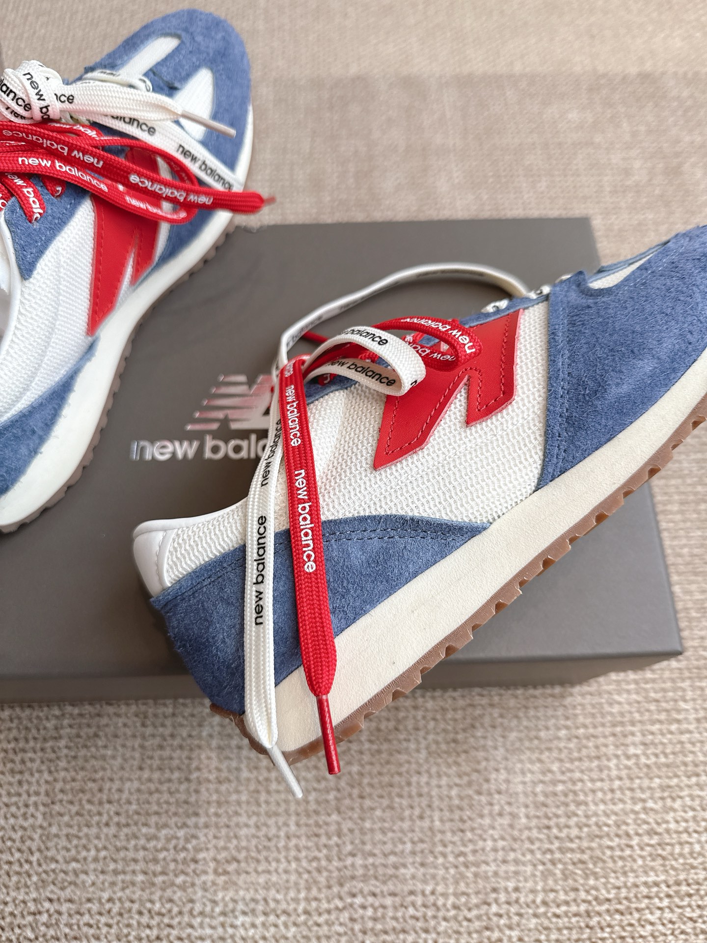 New Balance NB官方25复古运动休闲薄底鞋 471‼️
         ⚠️NB原版一比一材料⚠️
      以品牌经典320鞋款为灵感，471系列巧妙融合精湛工艺与时尚设计
焕新复古薄底鞋风貌，让每一刻都自成风格在每周七天的交替流转中，多元的场景，每一个瞬间
伴随着穿着者解锁更多可能，展现多面自我与风格
码数：35-45