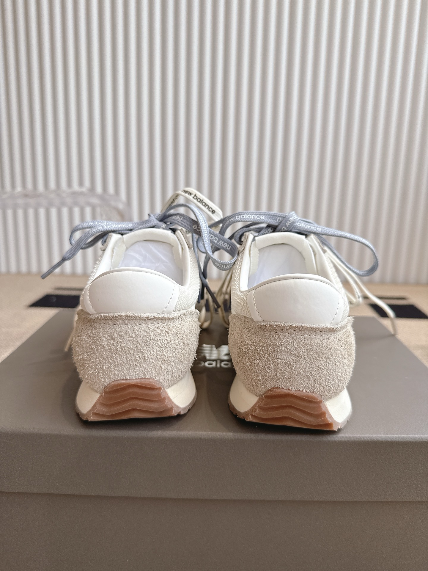 New Balance NB官方25复古运动休闲薄底鞋 471‼️
         ⚠️NB原版一比一材料⚠️
      以品牌经典320鞋款为灵感，471系列巧妙融合精湛工艺与时尚设计
焕新复古薄底鞋风貌，让每一刻都自成风格在每周七天的交替流转中，多元的场景，每一个瞬间
伴随着穿着者解锁更多可能，展现多面自我与风格
码数：35-45
