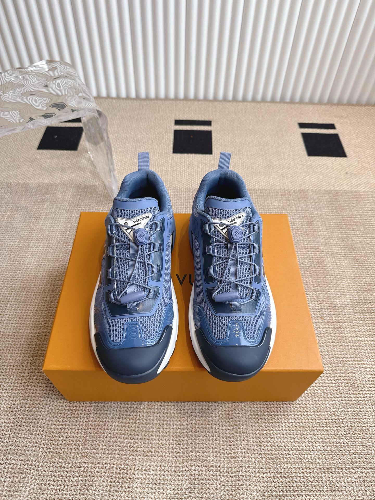 NO:227828,New colors added LV Louis Vuitton Runner tatic series, thick sole, casual sports shoes, running shoes, top version, this runner tatic sports shoes combine technology materials such as mesh fabric and straps, interpreting the inspiration of traditional hiking shoes. Letters are written on one side, and the lassoon is embellished with fast lacing system monogram flowers and logos, light and wear-resistant rubber outsole perfect overall delivery exquisite packaging Fabric original imported customized technology fabric   mesh inner original customized breathable mesh Sole original open mold anti-slip rubber combination material Sole thickness 4cm size: men's 39-45, casual shoes/sports shoes, louis vuitton, louis vuitton, sneakers19860909新色增加 LV 路易威登Runner tatic系列 厚底 休闲运动鞋跑鞋 顶级版本,本款 runner tatic 运动鞋融合网格面料和饰带等科技材质,演绎传统登山鞋的灵感启发.字母抒写于一侧,快速系带系统的套索扣点缀 monogram 花卉和标识,轻盈耐磨的橡胶外底完善整体配送精美包装 面料原版进口定制科技面料＋网面 内里原版定制透气网里 鞋底原版开模防滑橡胶组合材质 底厚4cm size:男款39-45,休闲鞋/运动鞋,louis vuitton,louis vuitton,sneakers,Women's Shoes