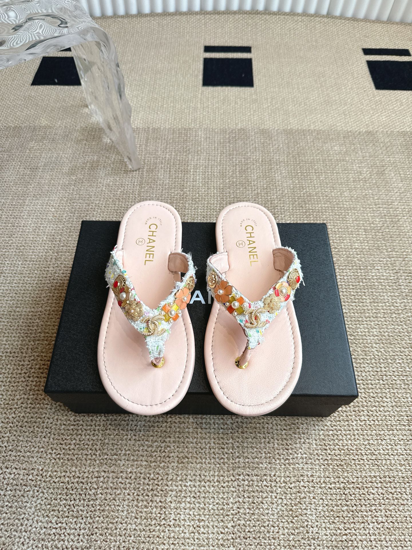 NO:227802,CHANEL Chanel catwalk slippers are completely original one-to-one replica. The style is super positive. The latest and fashionable design. Single shoes that are popular all over the Internet are cool and fashionable. All hardware is replicated with molds. The unique design is the most eye-catching. The legs are also well decorated with legs. The upper material is made of original one-to-custom fabric, sheepskin and velvet. Italian leather soles. Size35-41 (customized by 40 41), split-toe shoes, chanel, chanel, slippers, sheepskin, Leather soles19860909CHANEL香奈儿走秀款拖鞋  完全原版一比一复刻打造 版型超级正 最新时尚的设计 火遍全网的单鞋,上脚又酷又时髦 五金全部开模复刻 独特设计最为抢眼吸晴 上脚还很好的修饰腿型显瘦 鞋面材质采用原版一比一定制布面和羊皮以及丝绒面 意大利真皮大底大底 Size35-41（40 41定制）,分趾鞋,chanel,chanel,slippers,sheepskin,Leather soles,Women's Shoes