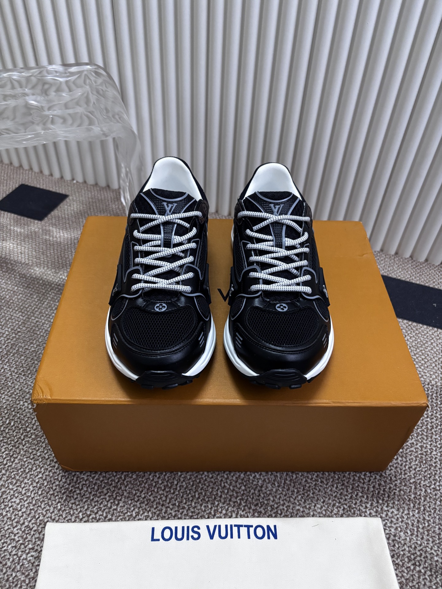 NO:227813,LV Louis Vuitton OLYMPIA sneakers This L Olympia sneakers combine mesh fabrics with metal texture synthetic leather and other technological fabrics to reinterpret the classic running shoe design with neat and simple design. Light EVA outsoles make for a comfortable and flexible wearing experience. Monogram embossed and I letters and other rich details establish recognition. Mixed materials, shoelaces, Louis Vuitton elements, EVA outsole embellishment, Monogram flowers, sizes 35-45, dad shoes, louis vuitton, louis vuitton, sneakers19860909LV 路易威登OLYMPIA运动鞋子 本款 L Olympia运动鞋融合网格面料与金属质感合成皮革等科技面料,以利落简约设计重绎经典跑鞋设计.轻盈 EVA 外底成就舒弹穿着体验.Monogram 压纹与 I 字母等丰富细节树立辨识度. 混合材质 鞋带 路易威登元素 EVA 外底点缀 Monogram 花卉 码数35-45,老爹鞋,louis vuitton,louis vuitton,sneakers,Women's Shoes