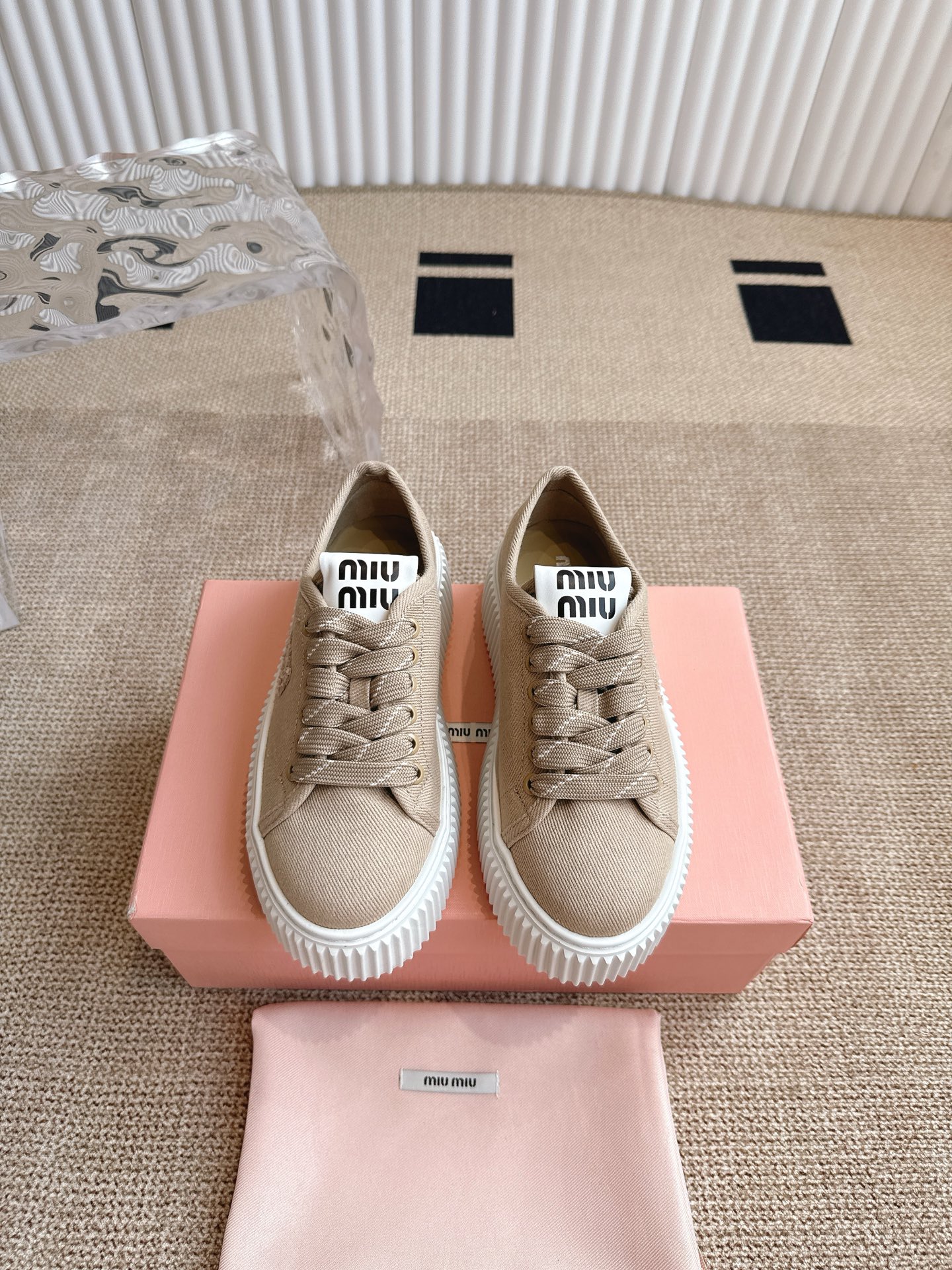 NO:227808,MiuMiu embroidered white shoes. The original fabric is full of texture, and it is matched with classic letter embroidery to instantly illuminate the overall shape and recognise it!  The thick rubber bottom not only lengthens the legs, but also walks very steadily, with comfort and fashion sense coexisting. The strap design is unique and adds a touch of casualness and playfulness. The sheepskin inner is even more unique, soft and skin-friendly, and every step is like stepping on the clouds. Whether it is daily going out or vacation trip, it can easily hold the scene. When you wear it, you will be the most beautiful baby on the street!  Imported original fabric of upper, outsole rubber non-slip sole, imported sheepskin, size 35-40, casual shoes/sports shoes, miumiu, sneakers, sheepskin19860909MiuMiu 缪缪刺绣小白鞋 原版面料质感满满,搭配经典字母刺绣,瞬间点亮整体造型,辨识度up！橡胶厚底不仅拉长腿部线条,走路还超稳,舒适度与时尚感并存. 绑带设计别出心裁,增加一丝随性俏皮.羊皮内里更是一绝,柔软亲肤,每一步都像踩在云朵上 无论是日常出街还是度假旅行,它都能轻松hold住场面. 穿上它,你就是街头最靓的崽！ 鞋面进口原版面料 大底橡胶防滑大底 内里进口羊皮里 码数35-40,休闲鞋/运动鞋,miumiu,sneakers,sheepskin,Women's Shoes