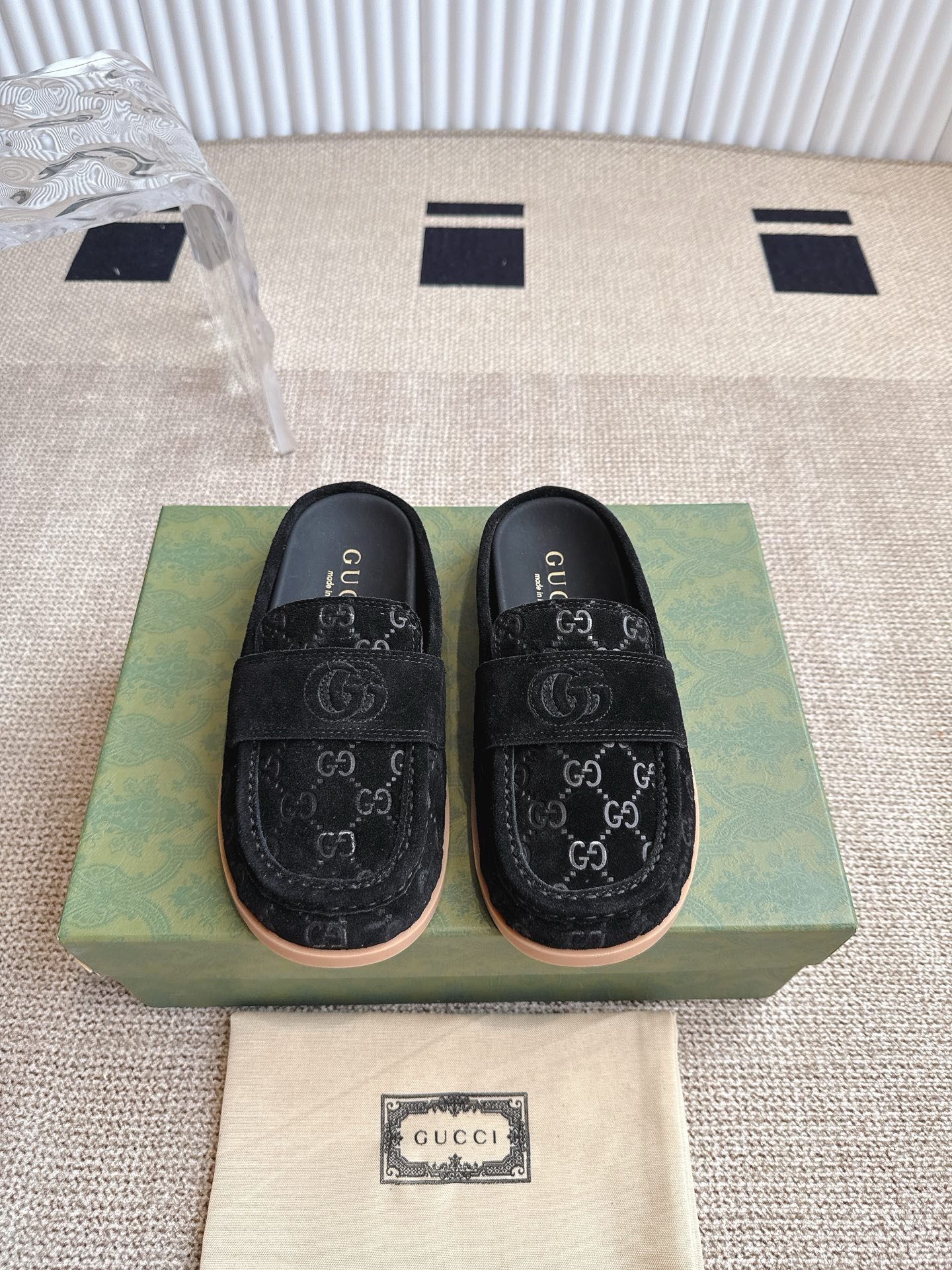 NO:255701,Gucci Double G Boken Toe Slippers This versatile design combines the brand's tradition and modernity, showing an imprinted logo that adds a touch of logo. Made of suede, the shoe provides a smooth contour and durable rubber sole, ensuring a combination of fashion and practicality. Size 35-40, semi-torque, gucci, gucci, slippers, chamois leather19860909Gucci 古驰双G博肯包头拖鞋  这款多功能设计结合了品牌的传统与现代感,展示了一个压印的标志,增添了一丝标志感.采用麂皮制成,这双鞋提供了一种流畅的轮廓和耐用的橡胶鞋底,确保了时尚与实用性的结合. 码数35-40,半拖,gucci,gucci,slippers,chamois leather,Women's Shoes