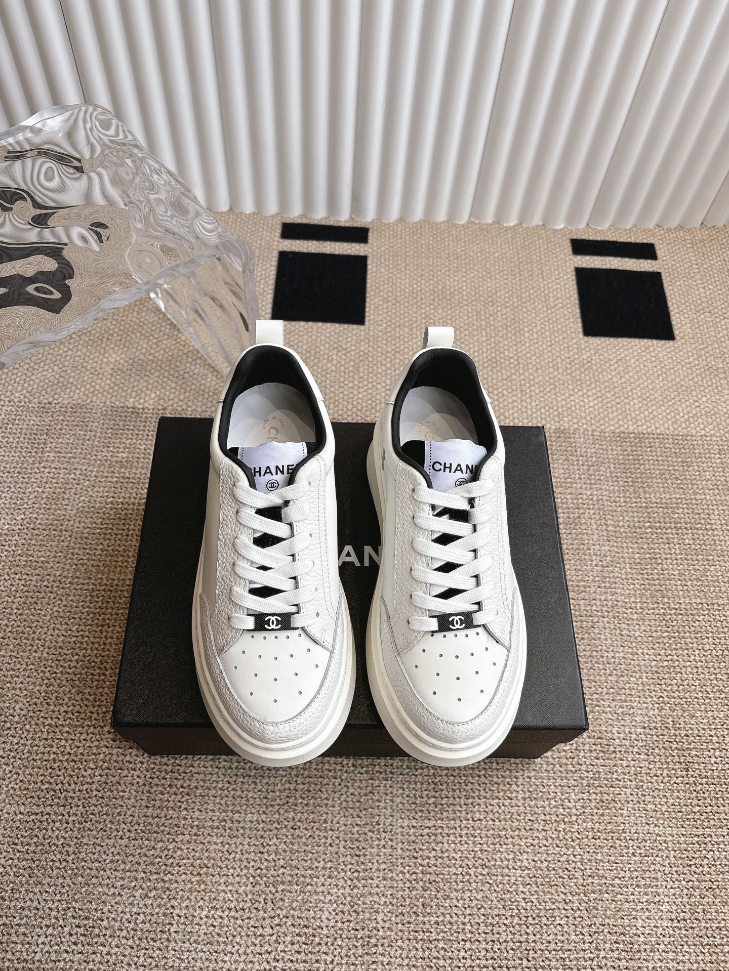 NO:259398,CHANEL 25C spring and summer new sports shoes are available on the official website. The counter is out of stock. Major bloggers are socially recommended. This season's new style is simply closed, looks beautiful with feet, and is casual and casual sports style, cool and natural, interpreting Chanel's fashionable femininity. The overall customization makes all sports models on the market at that time become outdated. This series is now available for sale!  Upper is made of custom imported lychee pattern calfskin customized matte calfskin inner lining original one to one professional custom mesh fabric hardware accessories original full set of mold opening (not universal for market) original customized mold opening TPU combination sole height 4 cm women's size 35-39, casual shoes/sports shoes, chanel, chanel, sneakers, cowhide19860909CHANEL 25C春夏新款运动鞋 官网同步上 专柜断货王 各大博主社交日推款,这季新款简直闭眼入,上脚狂好看,率性的休闲运动风,飒爽又自然,演绎香奈儿的时髦女性气质,整体定制令当时市面上的所有运动款变得过时,本系列现已登陆发售！ 鞋面 采用定制进口荔枝纹小牛皮定制磨砂小牛皮 内里 原版一比一专业定制网布 五金配件 原版全套开模 (非市场通用) 原版定制开模TPU组合大底 高度4公分 女码35-39,休闲鞋/运动鞋,chanel,chanel,sneakers,cowhide,Women's Shoes