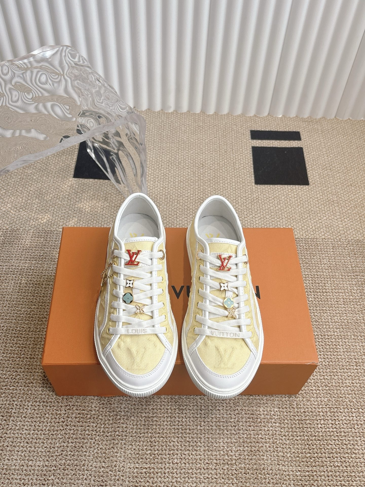 NO:259401,LV Louis Vuitton LAGOON sneakers LV Lagoon sneakers are made of Monogram denim, injecting retro style into classic design. Leather trim features Louis Vuitton logos, inscribed eyelets, laces and shoelaces highlight the exquisite details, embellishing Monogram floral rubber outsole to perfect the overall size. Size: 35-45, casual shoes/sports shoes, louis vuitton, louis vuitton, sneakers19860909LV 路易威登LAGOON 运动鞋  LV Lagoon 运动鞋取材 Monogram 丹宁布,为经典设计注入复古气息.皮革饰边跃现路易威登标识,铭纹孔眼、镶边和鞋带彰显考究细节,点缀 Monogram 花卉的橡胶外底完善整体. 码数:35-45,休闲鞋/运动鞋,louis vuitton,louis vuitton,sneakers,Women's Shoes