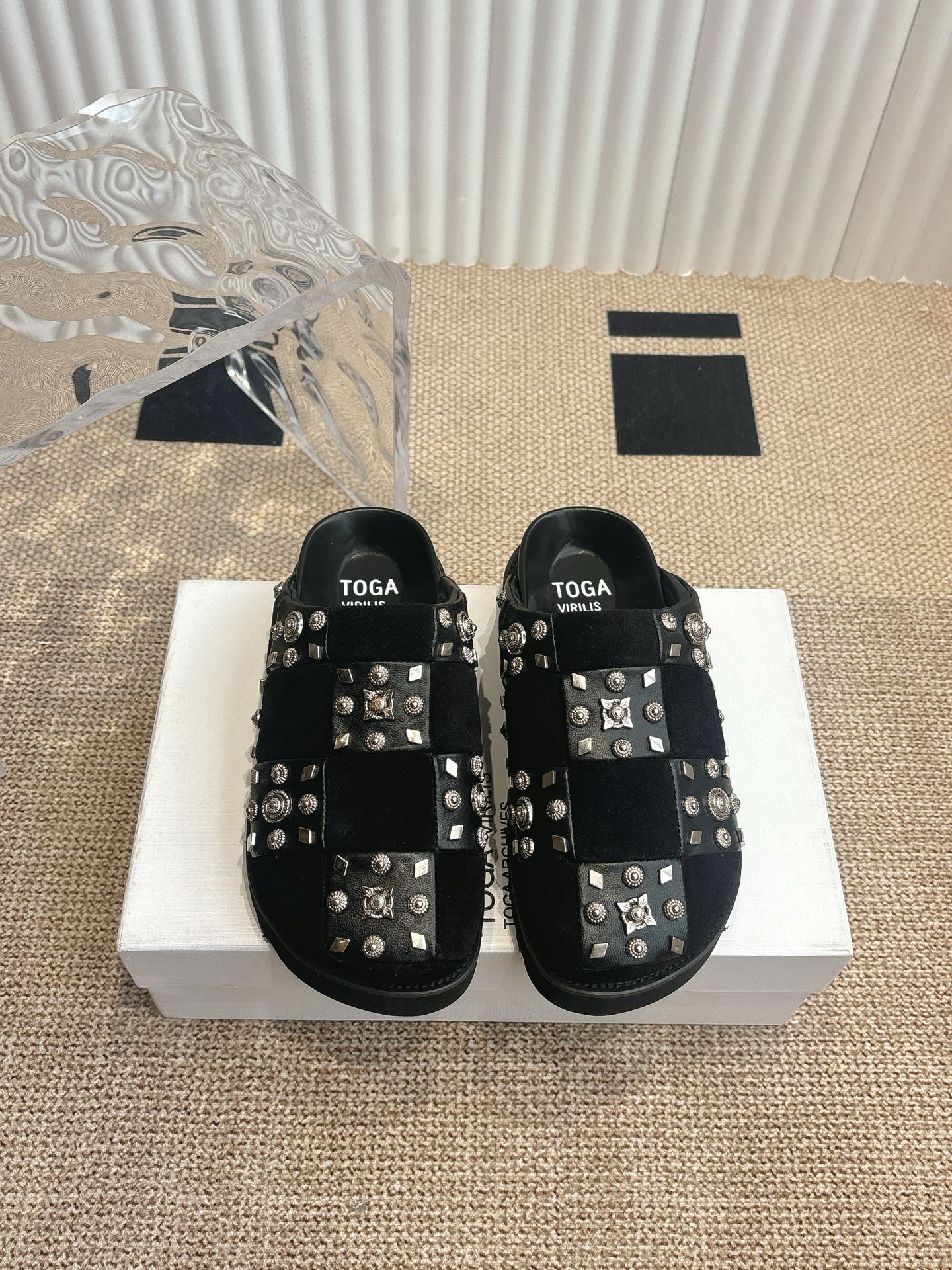 NO:259414,Toga Virilis rivet-embellished suede leather bag-toe shoes Toga Virilis rivet mules leather, suede, silver rivet inlay, round toe, wear-fitting, logo leather insole, thick sole. Size 35-45, semi-torched19860909Toga Virilis 铆钉缀饰绒面皮包头鞋鞋  Toga Virilis 铆钉穆勒鞋皮革调、绒面皮、银色铆钉镶嵌、圆头、穿套式、logo皮质鞋垫、厚底. 码数35-45,半拖,Women's Shoes