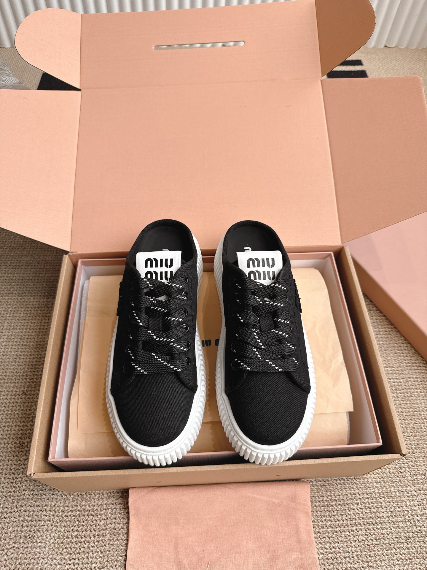 NO:259907,Purchasing grade MiuMiu Miu thick-soled biscuit shoes top version, latest catwalk style, classic upgrade Comfort and fashionable coexist. Each color matches are good, design and matching different styles. Original custom fabric of upper, original custom sheepskin inner lining, original open mold-proof non-slip sole shoe size 35-40, casual shoes/sports shoes, miumiu, sneakers, sheepskin19860909代购级MiuMiu 缪缪厚底饼干鞋  顶级版本,最新走秀款,经典升级 舒适度与时髦度并存 每个颜色搭配都好看,设计搭配不同风格需求 鞋面原版定制布 内里原版定制羊皮内里 大底原版开模防滑大底 鞋码35-40,休闲鞋/运动鞋,miumiu,sneakers,sheepskin,Women's Shoes