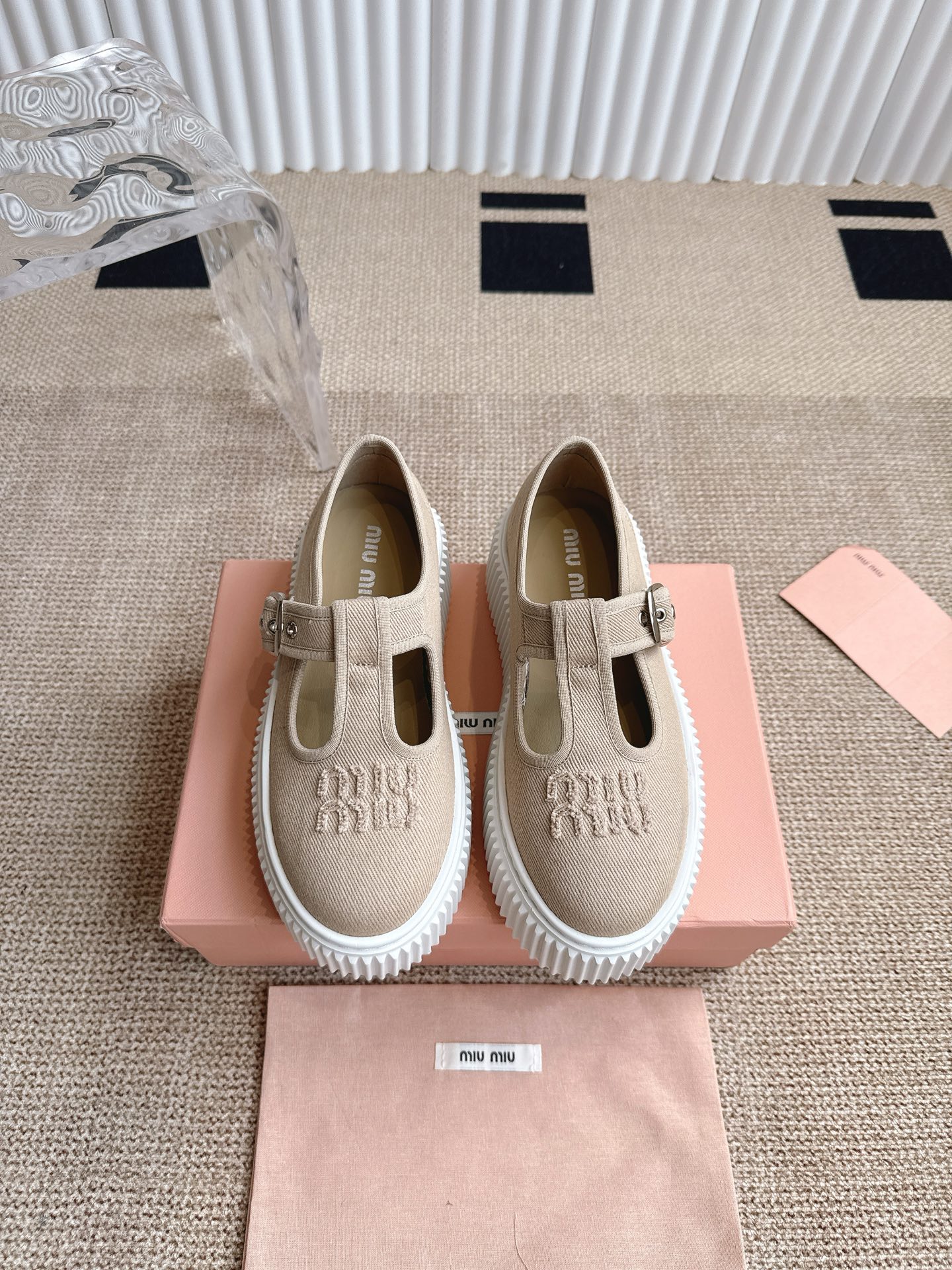 NO:247296,MiuMiu embroidered white shoes. The original fabric is full of texture, and it is matched with classic letter embroidery to instantly illuminate the overall shape and recognise it!  The thick rubber bottom not only lengthens the legs, but also walks very steadily, with comfort and fashion sense coexisting. The strap design is unique and adds a touch of casualness and playfulness. The sheepskin inner is even more unique, soft and skin-friendly, and every step is like stepping on the clouds. Whether it is daily going out or vacation trip, it can easily hold the scene. When you wear it, you will be the most beautiful baby on the street!  Imported original fabric of upper, outsole rubber non-slip sole, imported sheepskin, size 35-40, casual shoes/sports shoes, miumiu, sneakers, sheepskin19860909MiuMiu 缪缪刺绣小白鞋 原版面料质感满满,搭配经典字母刺绣,瞬间点亮整体造型,辨识度up！橡胶厚底不仅拉长腿部线条,走路还超稳,舒适度与时尚感并存. 绑带设计别出心裁,增加一丝随性俏皮.羊皮内里更是一绝,柔软亲肤,每一步都像踩在云朵上 无论是日常出街还是度假旅行,它都能轻松hold住场面. 穿上它,你就是街头最靓的崽！ 鞋面进口原版面料 大底橡胶防滑大底 内里进口羊皮里 码数35-40,休闲鞋/运动鞋,miumiu,sneakers,sheepskin,Women's Shoes