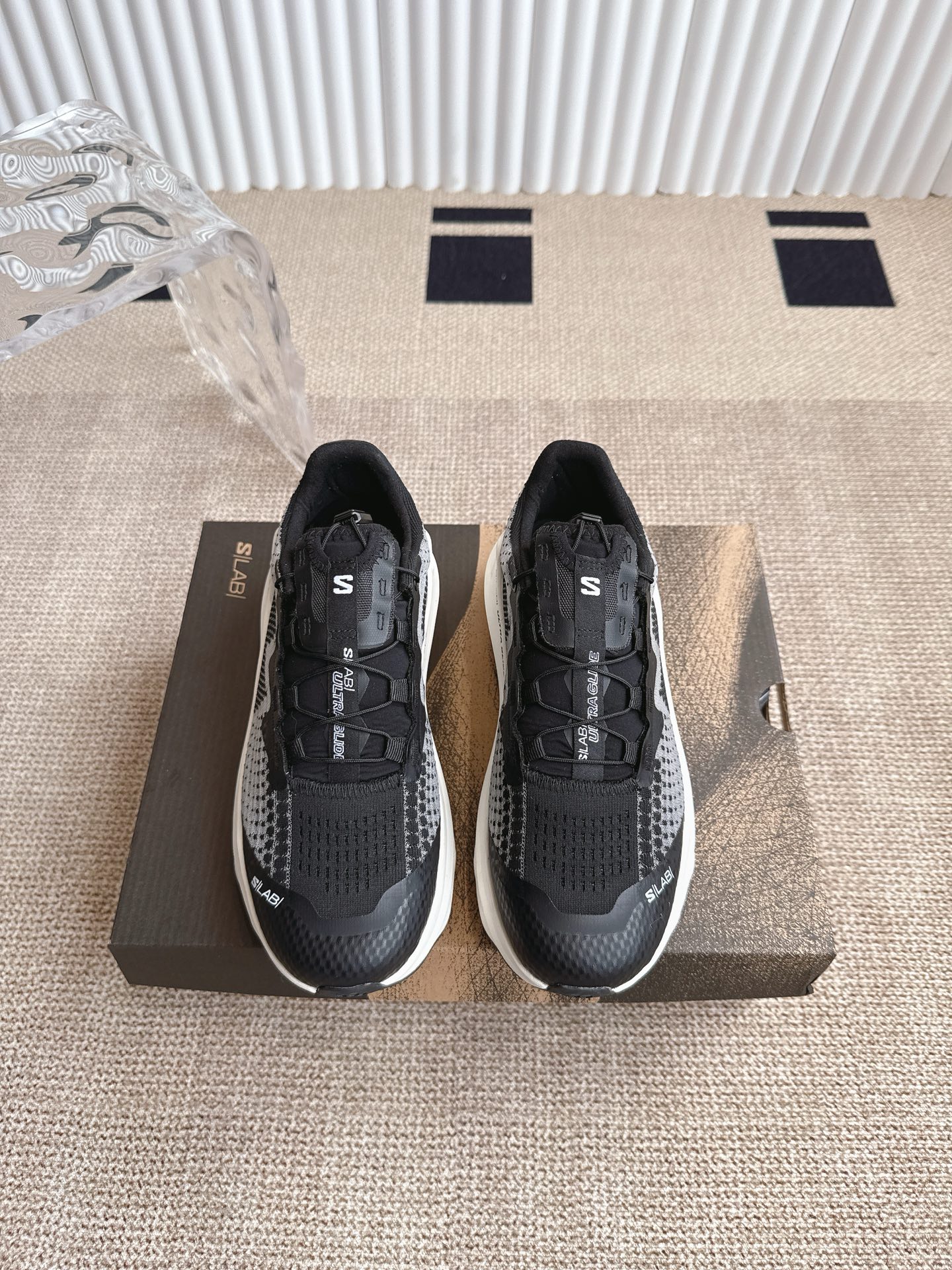 NO:247300,330SALOMON XT WHISER Salomon Outdoor Casual Sports Shoes Top version, a new interpretation focuses on its aerodynamic appearance, the iconic white and cream color bring urban style. The other pair is made of pure black to highlight the textured details. The iconic sports shoes are refined into a new urban classic to bring quiet atmosphere to SALOMON. Original imported cowhide   breathable mesh. The inner original imported breathable mesh. The sole original open mold and anti-slip rubber outsole. The sole is 4CM Size. Women's model 35-40 (40 customized and non-return) (men's model under development), casual shoes/sneakers, cowhide19860909330SALOMON XT WHISER 萨洛蒙户外 休闲 运动鞋 顶级版本,全新演绎的专注于其空气动力学的外观上,标志性白色与奶油色带来都市风格. 另一双则以纯粹的黑色打造,突出富质感的细节,标志性运动鞋被提炼为新的都市经典为 SALOMON 带来静谧气息 面料原版进口牛皮＋透气网面 内里原版进口透气网里 鞋底原版开模防滑橡胶大底 底厚4CM Size 女款35-40（40订做不退换）（男款开发中）,休闲鞋/运动鞋,sneakers,cowhide,Women's Shoes