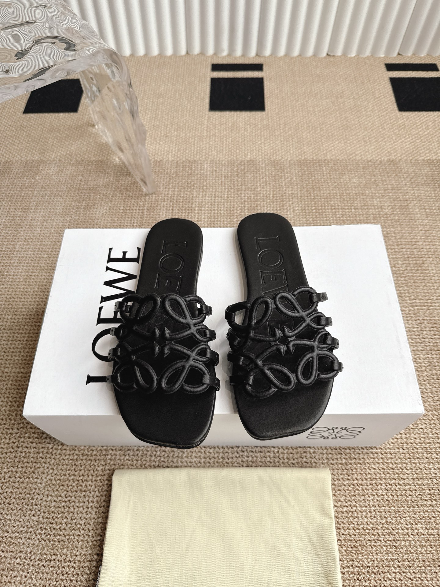 NO:247291,loewe 25ss Spring and summer new products Slippers Crazy grass planting simple design feels cleaner and more elegant, making you miss it. The color is also very pleasing and beautiful. The instant you put on your feet, it is full of temperament and aura, which is invincible and handsome. The upper is made of cowhide print, the inside is tiptoed, sheepskin imported from Italy. Injected leather large sole size#35-40, slippers, loewe, loewe, slippers, cowhide, sheepskin19860909loewe 罗意威 25ss 春夏新品 拖鞋 疯狂种草简约设计感觉更干净优雅 让你念念不忘 颜色也很耐看漂亮,上脚瞬间气质十足气场,简直无敌帅气有型 鞋面采用牛皮印花 内里踮脚 羊皮 意大利进口注塑真皮大 底 size#35-40,拖鞋,loewe,loewe,slippers,cowhide,sheepskin,Women's Shoes