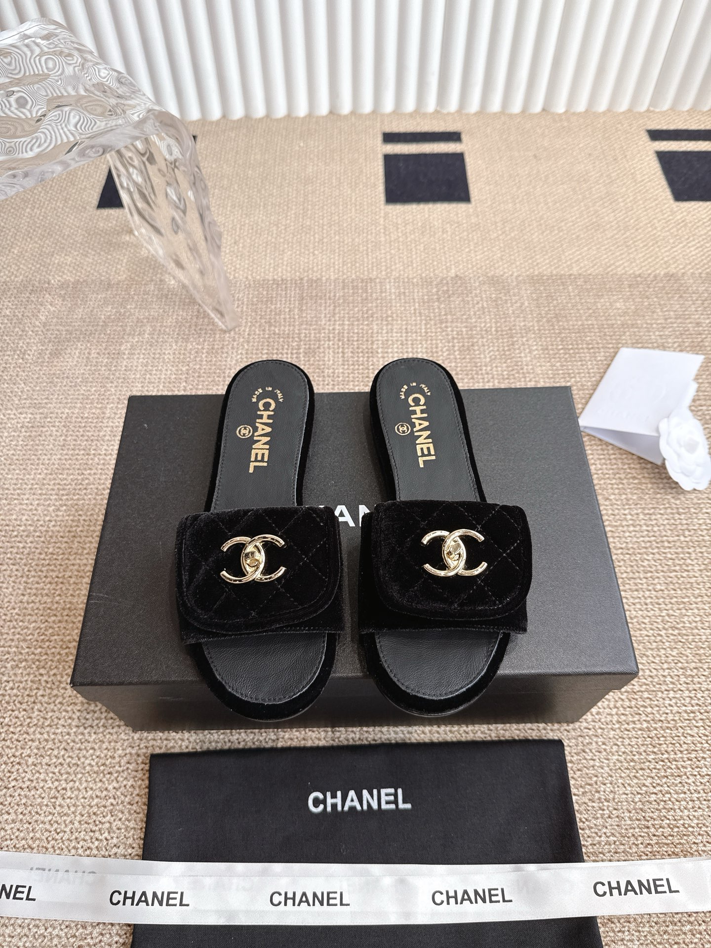 NO:252261,Chanel Chanel 25ss new summer sandals 2025 Chanel latest hit summer slippers versatile and slimming style, a slipper with a great appearance, is a perfect match for any combination!  Lazy slippers are worth recommending. Original custom sheepskin original hardware buckle. Inner sheepskin Italian leather outsole. Size 35-40 (41.42 orders), slippers, chanel, chanel, slippers, sheepskin, Leather soles19860909chanel 香奈儿 25ss 夏季新款凉拖  2025 香奈儿最新爆款 夏季拖鞋 百搭显脚瘦气质款,颜值爆棚的一款拖鞋,任意搭配都很绝！懒人拖鞋值得推荐 鞋面原版定制羊皮原版五金扣 内里羊皮 意大利真皮大底 码数35-40(41.42订）,拖鞋,chanel,chanel,slippers,sheepskin,Leather soles,Women's Shoes