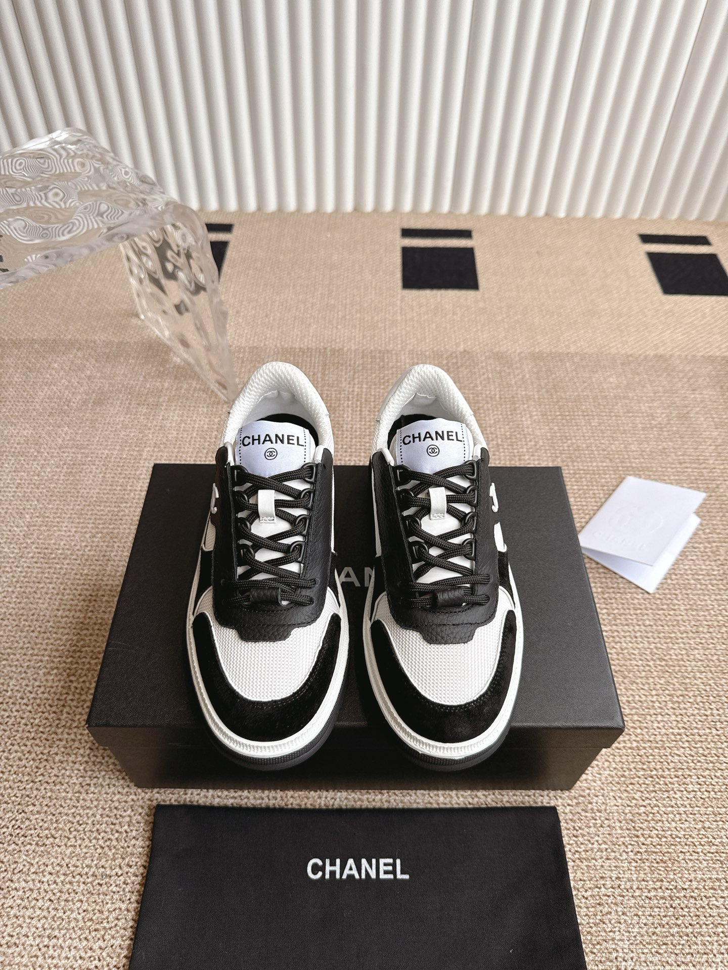 NO:252255,Chanel Chanel 2025ss Popular Panda Shoes 63 Color Thick-soled Casual Sports Shoes Very popular Shoes Very hard to buy Shoes The most popular thick-soled panda shoes on the Internet can be imagined and controlled. The coexistence of appearance and comfort. Simple and versatile white shoes. The thick-soled height is super versatile. Whoever wears the eyes and looks good. Upper calfskin imported inside. The inner tpu original outsole. Size 35-40. Casual shoes/sports shoes. Chanel, chanel, sneakers, cowhide, sheepskin.19860909Chanel 香奈儿2025ss 火爆熊猫鞋63配色厚底休闲运动鞋  非常火爆 非常难买的一款鞋全网最火的厚底熊猫鞋可想而知控不可错过的 颜值与舒适并存的 简约百搭小白鞋 厚底增高超级百搭,闭眼入心谁穿谁好看 鞋面小牛皮 内里进口羊皮里 大底tpu原版大底 码数35-40,休闲鞋/运动鞋,chanel,chanel,sneakers,cowhide,sheepskin,Women's Shoes