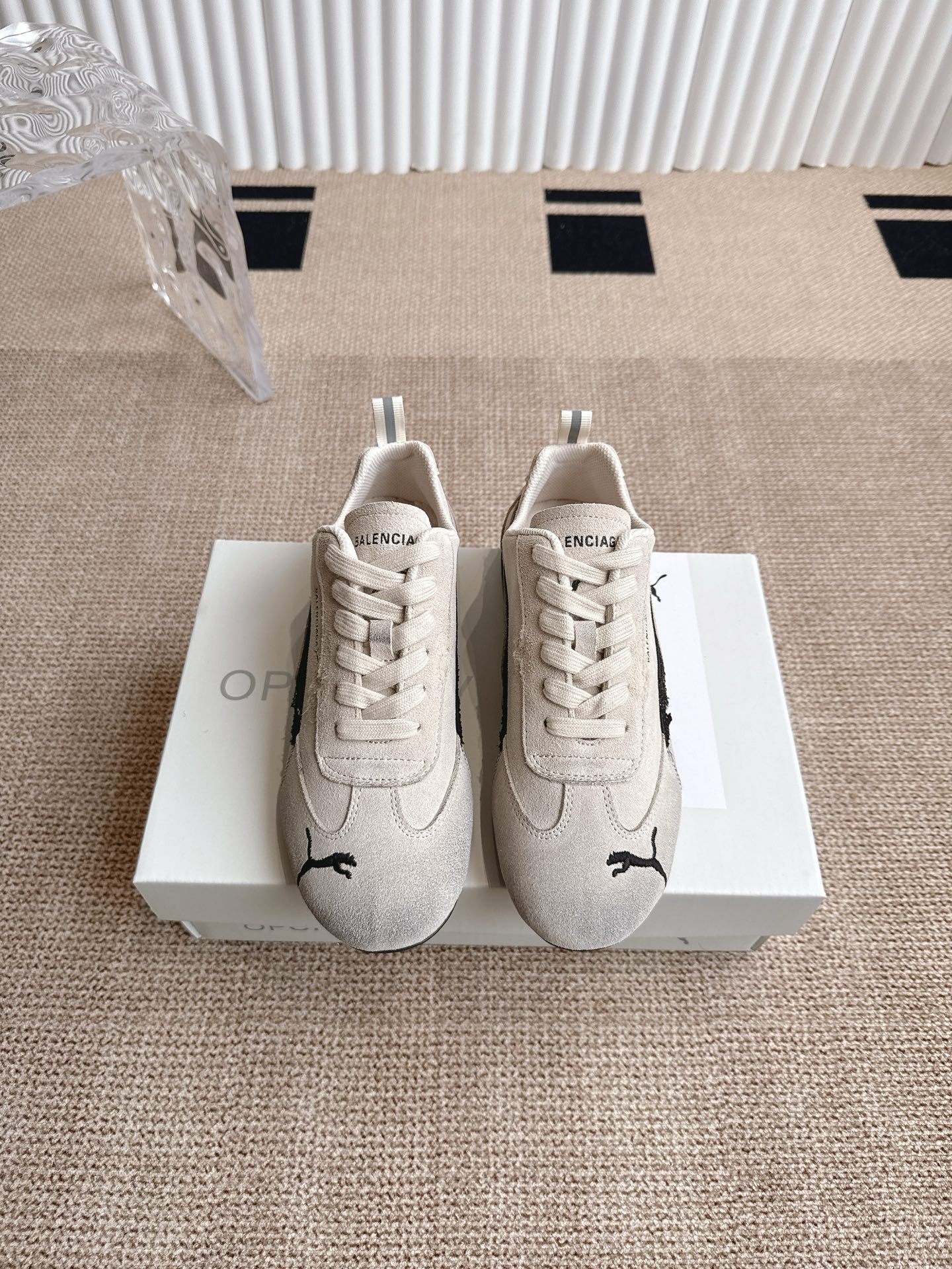 NO:252265,Puma x Balenciaga x Puma co-branded series Balenciaga and Puma collaborate with each other to launch Speedcat sneakers. Puma Ultrasoft Speedcat sneakers use a soft and non-fixed upper, which is derived from the Balenciaga Winter 2025 series. All structural elements of the upper create a flexible sock-style fit, while retaining the original light and flexible flat design. Size 35-45, casual shoes/sports shoes, balenciaga, balenciaga, sneakers19860909Puma x Balenciaga 巴黎世家x Puma联名系列  巴黎世家与彪马的合作推出了Speedcat运动鞋.彪马（Puma） Ultrasoft Speedcats 运动鞋采用柔软且无固定结构的鞋面,该设计源自巴黎世家（Balenciaga） 2025年冬季系列. 鞋面的所有结构元素打造出灵活的袜套式贴合感,同时保留了原本轻薄、灵活的平底设计. 码数35-45,休闲鞋/运动鞋,balenciaga,balenciaga,sneakers,Women's Shoes