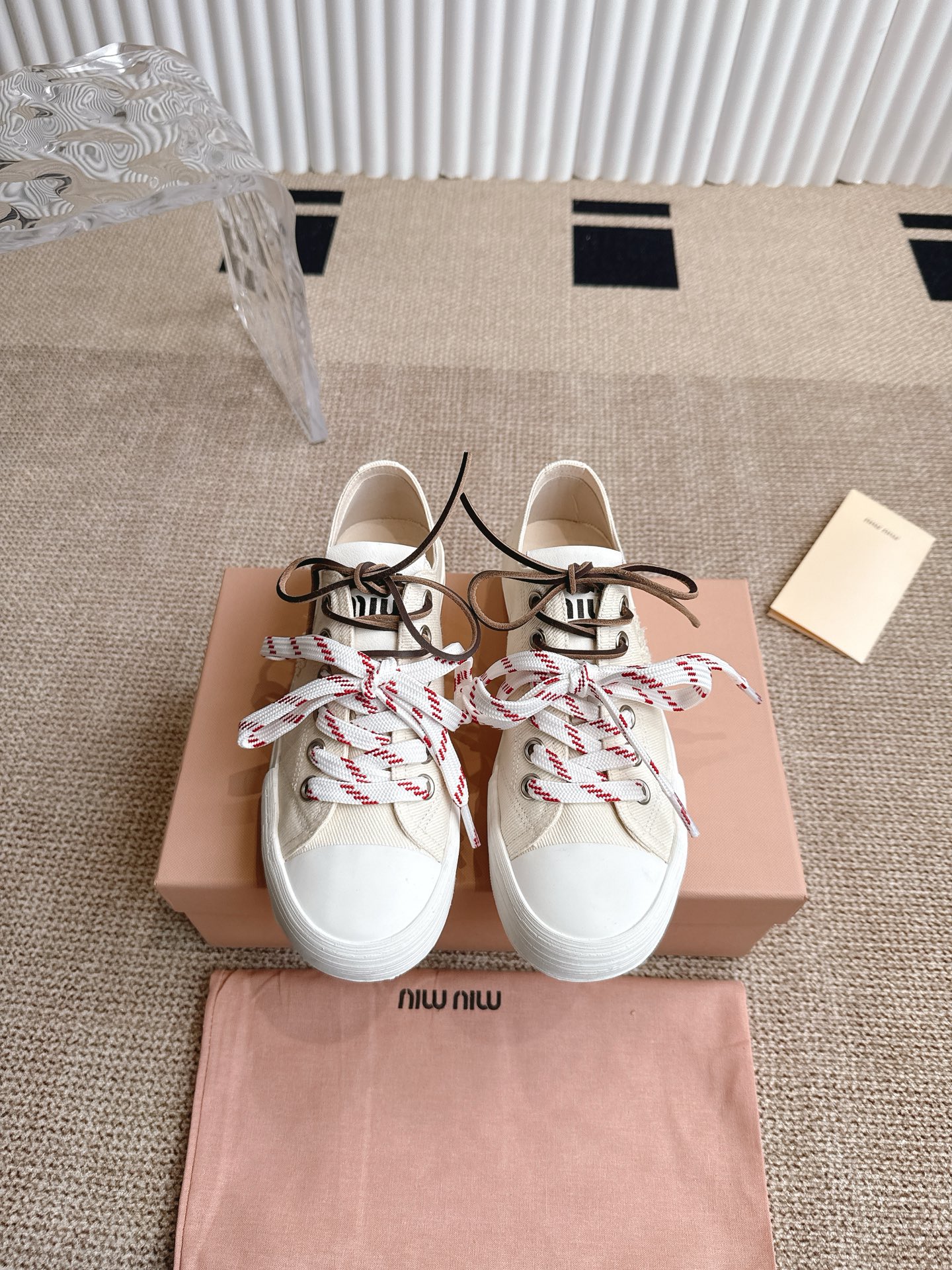 NO:252268,Cloth leather MiuMiu Miu white shoes 25ssmiu miu continues this style and launches exclusive models. The overall shoe shape is simple   thin sole design, bold and fashionable color matching~ I believe it will still be. The new British style lace-up show craftsmanship comes from the details of the miu miu series. The trend elements of the new season are 1. The concept of the love at this moment, and it is more and more to convey the modern style~ It looks good no matter how you wear it. This summer fashionista loves it and looks very comfortable. It is super comfortable to wear. Size 35-40, casual shoes/sports shoes, miumiu, sneakers19860909布面皮 MiuMiu 缪缪小白鞋  25ssmiu miu延续了该风格推出了专属款,整体鞋型线条简约＋轻薄鞋底设计,配色大胆时尚~相信还会 春夏新款英伦风系带秀场工艺来自miu miu系列的细节特写 新季的潮流要素一 与此刻挚爱的概念,多撞,传达现代风格~ 怎么穿都好看今夏时髦精最爱看起来不怎么舒服 上脚超级舒服 码数35-40,休闲鞋/运动鞋,miumiu,sneakers,Women's Shoes