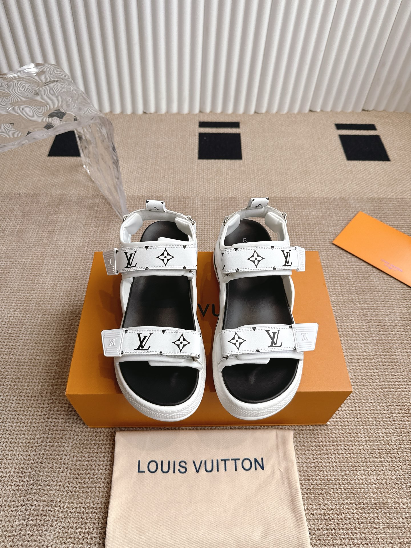 NO:252279,louis vuitton spring and summer sandals love!  It looks slim and slim. It is cool on the feet. It can be matched at least 5cm in black and white. It is very versatile. It becomes fashionable in seconds with socks. The upper is cowhide and imported into the inner lining. The size is 35~40. The heel height is 5cm. Sandals, louis vuitton, louis vuitton, sandals, cowhide, socks19860909louis vuitton 路易威登 春夏凉鞋 爱了爱了！增高又显瘦,上脚超酷,至少增高5cm可黑白配色又特别百 搭,搭配袜子秒变时髦精 鞋面头层牛皮 内里进口莱卡 码数35~40 跟高5cm,凉鞋,louis vuitton,louis vuitton,sandals,cowhide,socks,Women's Shoes