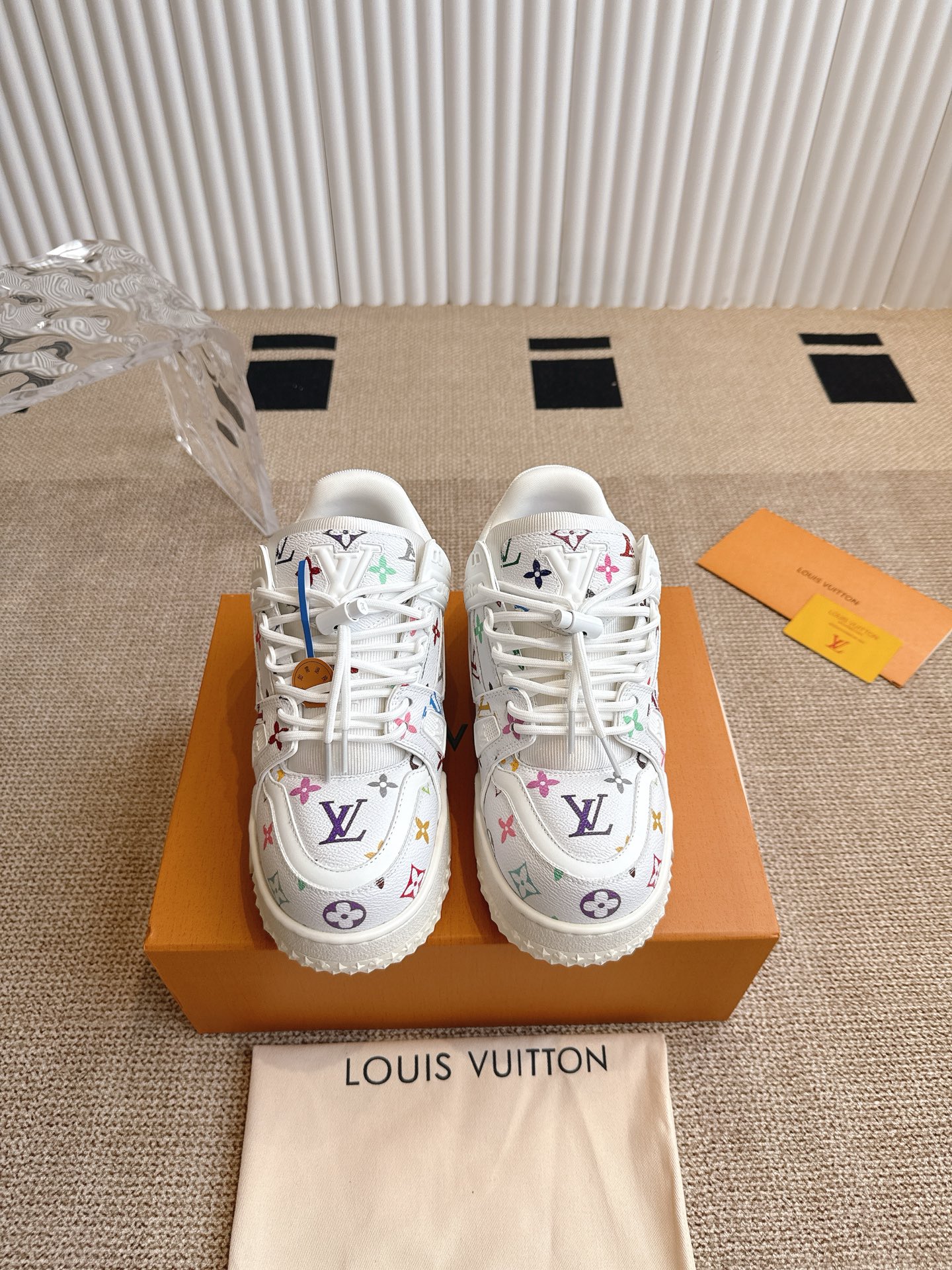 NO:252267,LV x Takashi Murakami jointly-branded fat den shoes This LV Trainer sneakers use grained cowhide leather to interpret the distinctive aesthetics of the Louis Vuitton x Takashi Murakami reprint series, showing the colorful and ingenious ideas with a full Monogram pattern. Retro sports style upper embellishes handwritten Louis Vuitton logo upper grained cowhide, outsole rubber outsole embellishes Monogram flowers Size 35-45, casual shoes/sports shoes, louis vuitton, louis vuitton, sneakers, cowhide19860909LV x 村上隆联名胖丁鞋 本款 LV Trainer 运动鞋选用粒面牛皮革演绎路易威登 x 村上隆再版系列的鲜明美学,以全幅 Monogram 图案彰显缤纷巧思.复古运动风格鞋面点缀手写体路易威登标识 鞋面粒面牛皮革 大底橡胶外底点缀 Monogram 花卉 码数35-45,休闲鞋/运动鞋,louis vuitton,louis vuitton,sneakers,cowhide,Women's Shoes