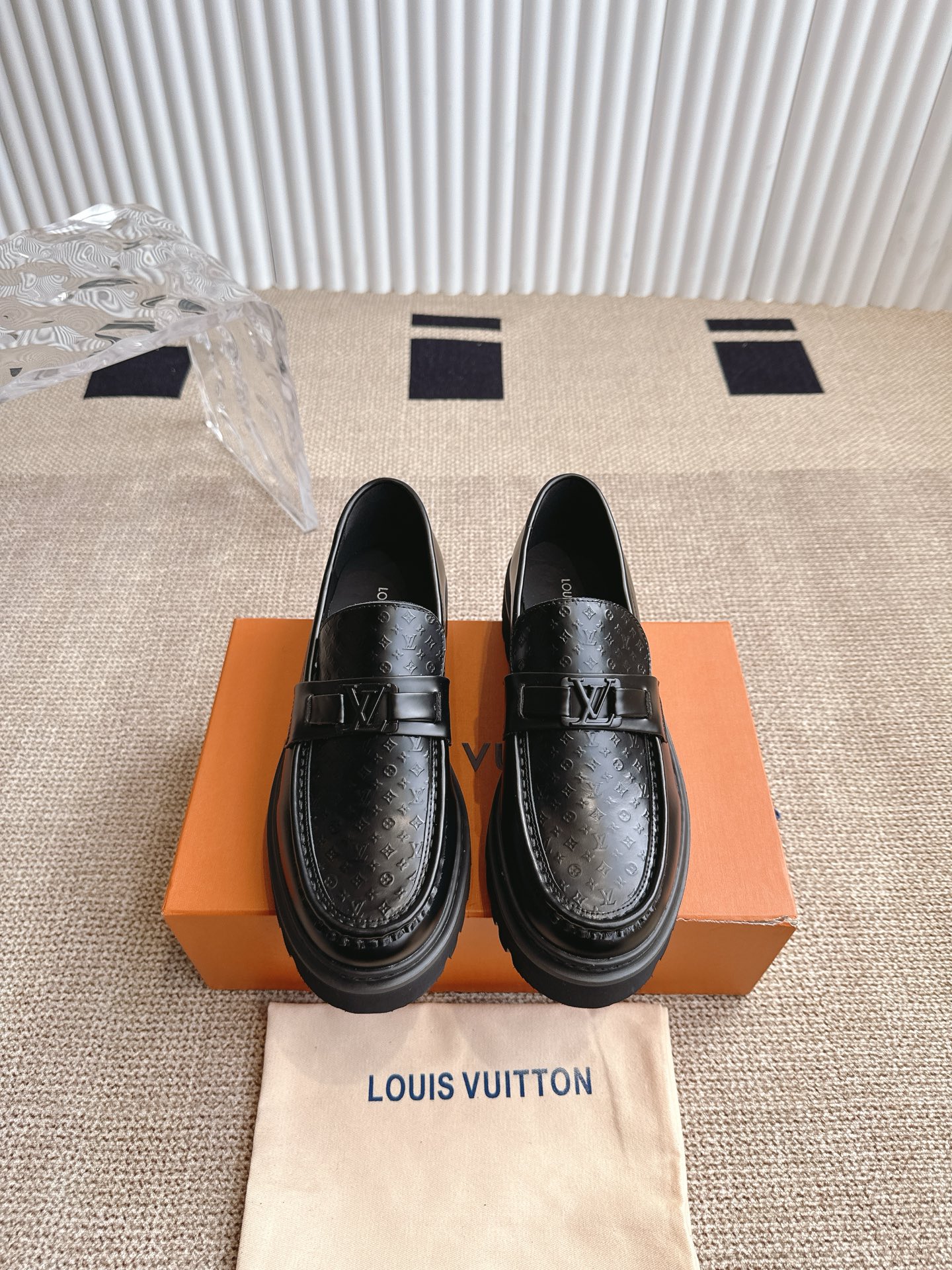 NO:252273,LV Louis Vuitton buckle loafers, come here!  Today I will bring you a stunning IV couples full genuine leather thick-soled leather shoes!  This leather shoe is made of top-grade genuine leather material, with a soft and delicate touch, and every step is like walking in the clouds. The thick-soled design not only adds a sense of fashion, but also makes you more outstanding and upright among the crowd. The exquisite craftsmanship and every detail show luxurious quality. Whether it is a date, shopping or attending important occasions, it is an excellent choice. When men wear it, it shows stability and charm; when women wear it, it shows elegance and personality. Wear it, let you and your lover become the focus of fashion and exude a sweet and unique couple aura. I's quality assurance is your double pursuit of love and quality. Don't hesitate, come and have this unique pair of couple leather shoes with your beloved!  Fabric open-edged cowhide, inner mixed-bred sheepskin, sole anti-slip rubber sole, size 35-45, high heels, louis vuitton, louis vuitton, loafers, high heels, cowhide, sheepskin19860909LV 路易威登扣带乐福鞋 这宝子们看过来！今天为大家带来一款惊艳的Iv 情侣款全真皮厚底皮鞋！ 这款皮鞋采用顶级真皮材质,触感柔软细腻,每一步都如同漫步云端.厚底设计不仅增加了时尚感,还能让您在人群中更加出众挺拔. 精湛的工艺,每一处细节都尽显奢华品质.无论是约会、逛街还是参加重要场合,它都是绝佳的选择. 男士穿上,彰显稳重与魅力；女士穿上,展现优雅与个性.穿上它,让您和您的爱人成为时尚焦点,散发出甜蜜而独特的情侣气场. I的品质保证,是您对爱情和品质的双重追求.别再犹豫,快来和心爱的ta一起拥有这双独特的情侣款皮鞋吧！ 面料开边珠牛皮 内里混种羊皮 鞋底防滑橡胶底 码数35-45,高跟鞋,louis vuitton,louis vuitton,loafers,high heels,cowhide,sheepskin,Women's Shoes