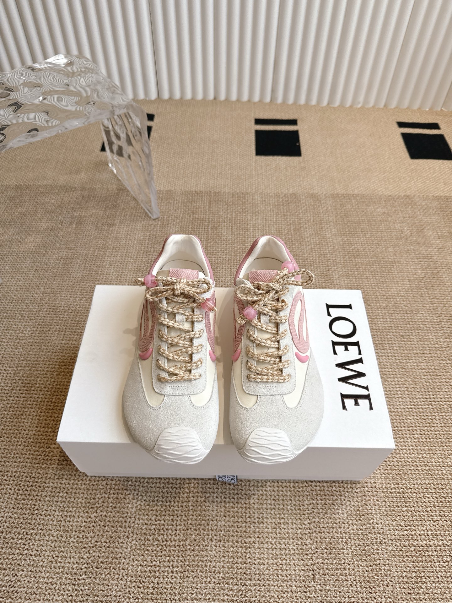 NO:252264,Loewe ballettrunner ballet sneakers classic love at first glance!  The minimalist style of splicing is really the ultimate!  It's so versatile. You can wear it casually and be very high-end and light, and you can go shopping without any pressure!  It is invincible and comfortable to wear on your feet, light and without weight. I really love it when I go out!  There is a little bit of increase without hitting the feet. High. Upper material is made of cowhide leather splicing original fabric. Shoe material is made of sheepskin. Sole material is made of wear-resistant rubber combination sole. Size 35-41, casual shoes/sports shoes, loewe, loewe, sneakers, cowhide, sheepskin19860909Loewe 罗意威新balletrunner 芭蕾运动鞋 经典一眼就爱上的！拼接的极简风格真的做到极致！实在太百搭,随便穿搭就可以很高级,很轻便,逛街暴走无压力！上脚无敌舒适,轻盈无负重感,出街真的爱了！不打脚还有点小增 高 鞋面材质牛皮拼接原版布料 鞋里材质羊皮 鞋底材质耐磨橡胶组合底可选 尺码35-41,休闲鞋/运动鞋,loewe,loewe,sneakers,cowhide,sheepskin,Women's Shoes