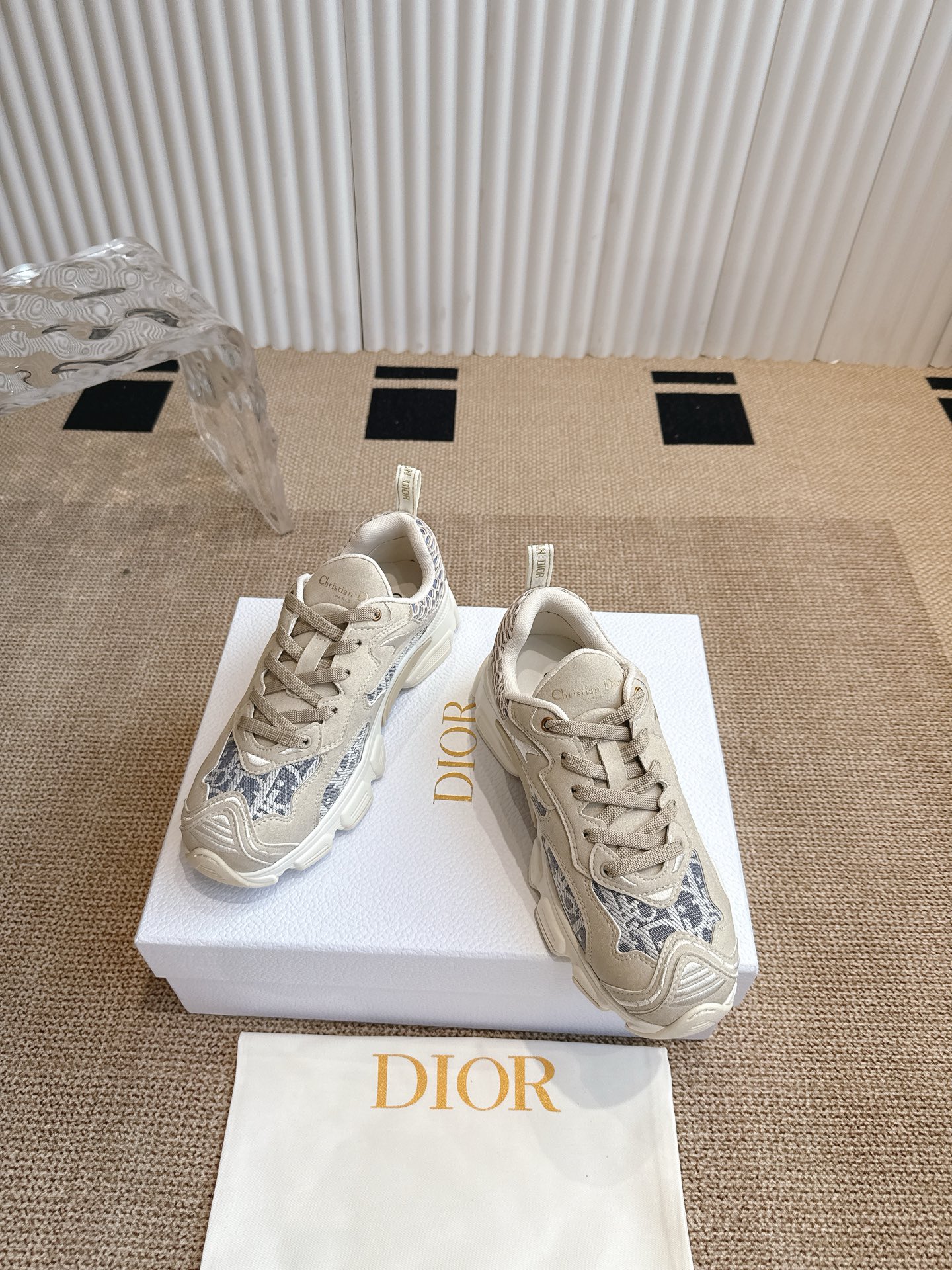 NO:252258,Dior Dior Vibe sneakers Dijia new style color official website has been updated simultaneously. This Dior Vibe sneaker incorporates Dior's high-order spirit to reinterpret classic running shoes. White mesh fabric is decorated with Oblique printed patterns, paired with gold and silver tones laminated leather effect inserts to create a contrasting and fashionable look. It is further embellished with classic details such as 3D effect details, lucky star symbols on the back, logos on the tongue and the rear lifting ring. The light sole is decorated with gray stars, which complements various casual or elegant items to create a modern look. Size 35-41 (42 can be customized), casual shoes/sports shoes, dior, dior, dior, sneakers19860909Dior 迪奥Dior Vibe 运动鞋  迪家新款花色官网同步更新啦  这款 Dior Vibe 运动鞋融入 Dior 的高订精神,重新诠释经典跑鞋.白色网眼织物饰以 Oblique 印花图案,搭配金色和银色调层压皮革效果镶片,打造对比鲜明的时尚造型.以 3D 效果细节、后侧幸运星符号、鞋舌和后侧提拉环上的标志等经典细节进一步点缀.轻盈的鞋底饰以灰色星星,与各式休闲或优雅单品相得益彰,打造摩登造型. 码数35-41（42可定做）,休闲鞋/运动鞋,dior,dior,dior,sneakers,Women's Shoes