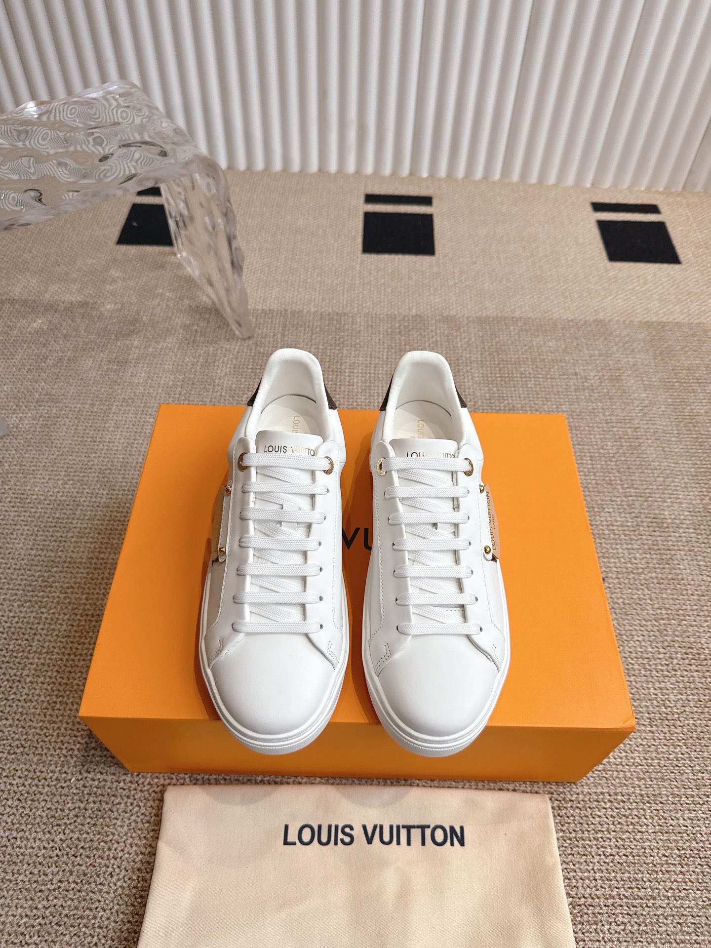 NO:260845,LVx tm Murakami Takashi jointly made time out Sakura series casual white shoes sneakers This time out sneakers are from the x Murakami Takashi series, showing a lively sports style. Plain cowhide leather embellishes classic monogram elements, cherry blossom print and bright trim behind the shoes injected with flexible brushstrokes. Monogram flowers bloom on thick rubber outsole brand style, delivery exquisite packaging