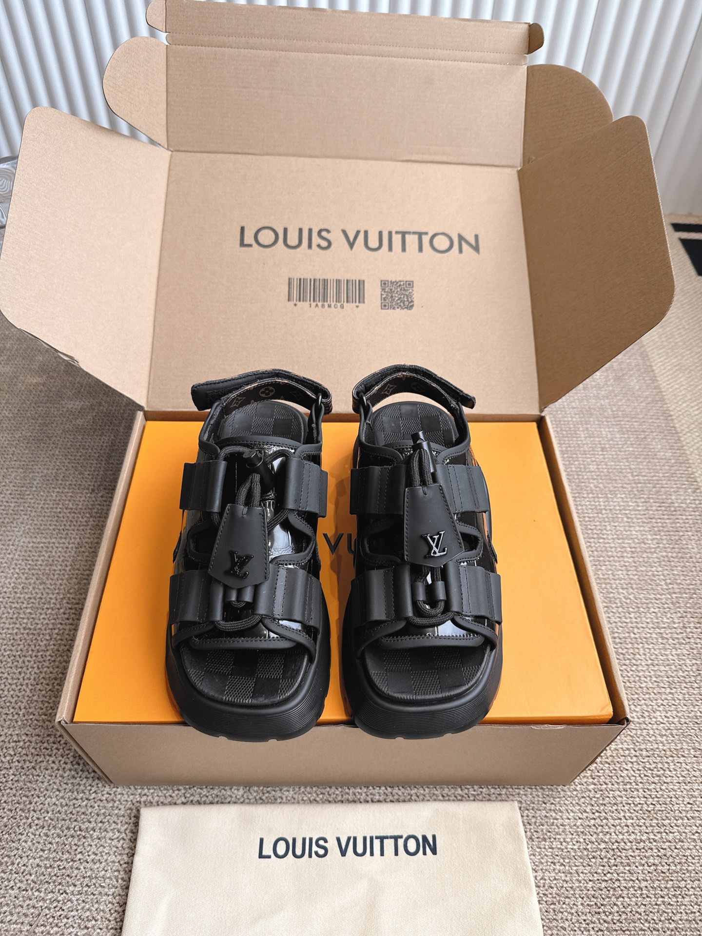 NO:262640,louis vuitt* new thick-soled sandals casual and versatile style. The whole pair of shoes is light and comfortable. Women's size 35-40, sandals, louis vuitton, sandals19860909louis vuitt*新款厚底凉鞋 休闲百搭款 整双鞋子轻便舒适 女码35-40,凉鞋,louis vuitton,sandals,Women's Shoes