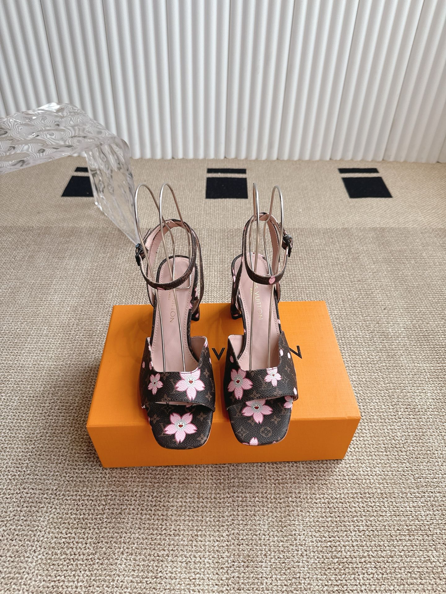 NO:240399,The latest LV spring and summer catwalk high-heeled sandals are updated simultaneously on the official website series, perfect last   small V-buckle design, recreating classic, simple and elegant style, not tired of walking, not picky, elegant and beautiful on the feet, original inverted mold last, ultimate shape, high-end quality, imported high-end fabrics present a delicate texture!  Fabric imported beef patent leather presbyopia leather imported calf leather high quality soft sheepskin footbed imported goatskin heel height 5.5 and 7.5cm size 35-41, high heel sandals, louis vuitton, sandals, high heels, cowhide, sheepskin19860909LV 春夏款最新走秀高跟凉鞋  官网系列同步更新、完美楦型 小V扣设计、再现经典、款式简单大方、走路不累脚、不挑人、上脚大气好看、原版倒模楦型,极致形体,高端品质、进口高端面料呈现出精致质感！ 面料进口牛漆皮老花皮进口小牛皮 内里优质柔软羊皮里 垫脚进口山羊皮 跟高5.5和7.5cm 码数35-41,高跟鞋凉鞋,louis vuitton,sandals,high heels,cowhide,sheepskin,Women's Shoes