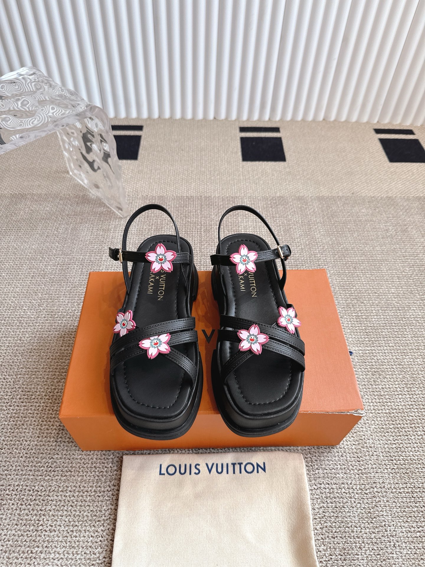 NO:240384,Louis Vuitton MAYA FLATFORM sandals This Maya Flatform sandals are made of smooth cowhide leather, allowing wide laces to shuttle between the leather tongue, and then inject the brand essence with the metal LV Circle logo. The rubber outsole inherits the color of the upper, and the light leather thick sole perfectly elegant style. Cowhide rubber outsole thick sole 5 cm / 2 inch LV Circle logo decoration buckle engraved Louis Vuitton logo sized 35-40, sandals, christian louboutin, louis vuitton, louis vuitton, louis vuitton, louis vuitton, tom ford, sandals, cowhide19860909Louis Vuitton 路易威登 MAYA FLATFORM 凉鞋 本款 Maya Flatform 凉鞋选用光滑牛皮革,令宽幅鞋带穿梭于皮革鞋舌之间,再以金属 LV Circle 标识注入品牌底蕴.橡胶外底承袭鞋面色调,轻盈皮革厚底完善雅致风范. 牛皮革 橡胶外底 厚底 5 厘米 / 2 英寸 LV Circle 标识装饰 搭扣镂刻路易威登标识 码了35-40,凉鞋,christian louboutin,louis vuitton,louis vuitton,louis vuitton,tom ford,sandals,cowhide,Women's Shoes