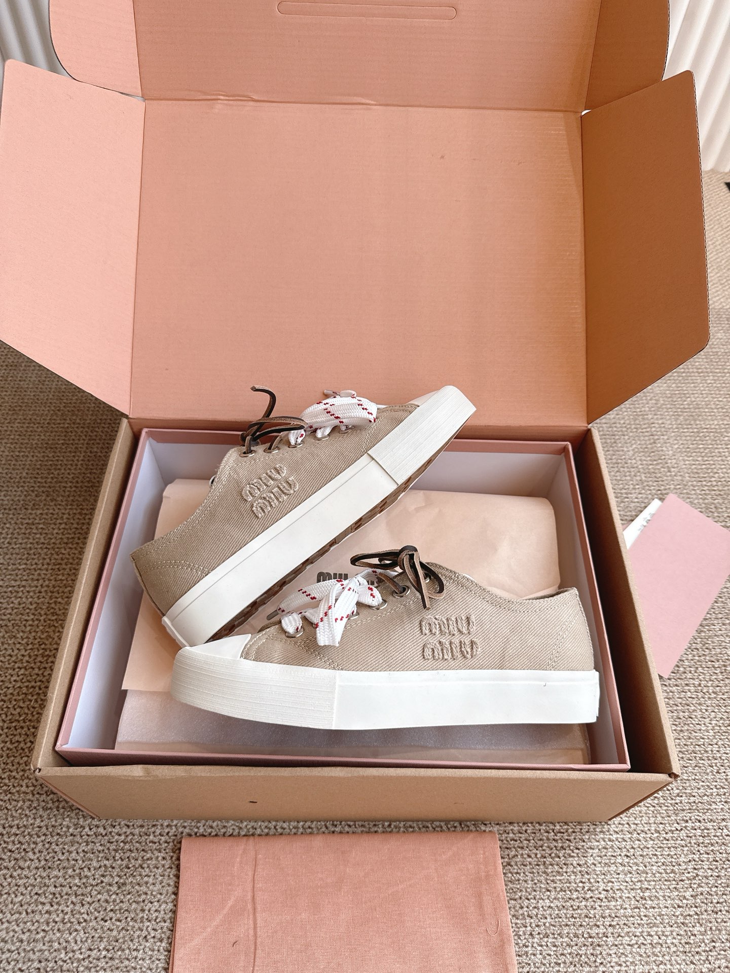 NO:240390,MiuMiu Miu white shoes 25ssmiu miu continues this style and launches exclusive models. The overall shoe shape is simple   thin sole design, bold and fashionable color matching~ I believe it will still be. The new British style lace-up show craftsmanship comes from the details of the miu miu series. The trend elements of the new season are 1. The concept of the love at this moment, and it is more and more to convey the modern style~ It looks good no matter how you wear it. This summer fashionista loves it and looks very comfortable. It is super comfortable to wear. Size 35-40, casual shoes/sports shoes, miumiu, sneakers19860909MiuMiu 缪缪小白鞋  25ssmiu miu延续了该风格推出了专属款,整体鞋型线条简约＋轻薄鞋底设计,配色大胆时尚~相信还会 春夏新款英伦风系带秀场工艺来自miu miu系列的细节特写 新季的潮流要素一 与此刻挚爱的概念,多撞,传达现代风格~ 怎么穿都好看今夏时髦精最爱看起来不怎么舒服 上脚超级舒服 码数35-40,休闲鞋/运动鞋,miumiu,sneakers,Women's Shoes