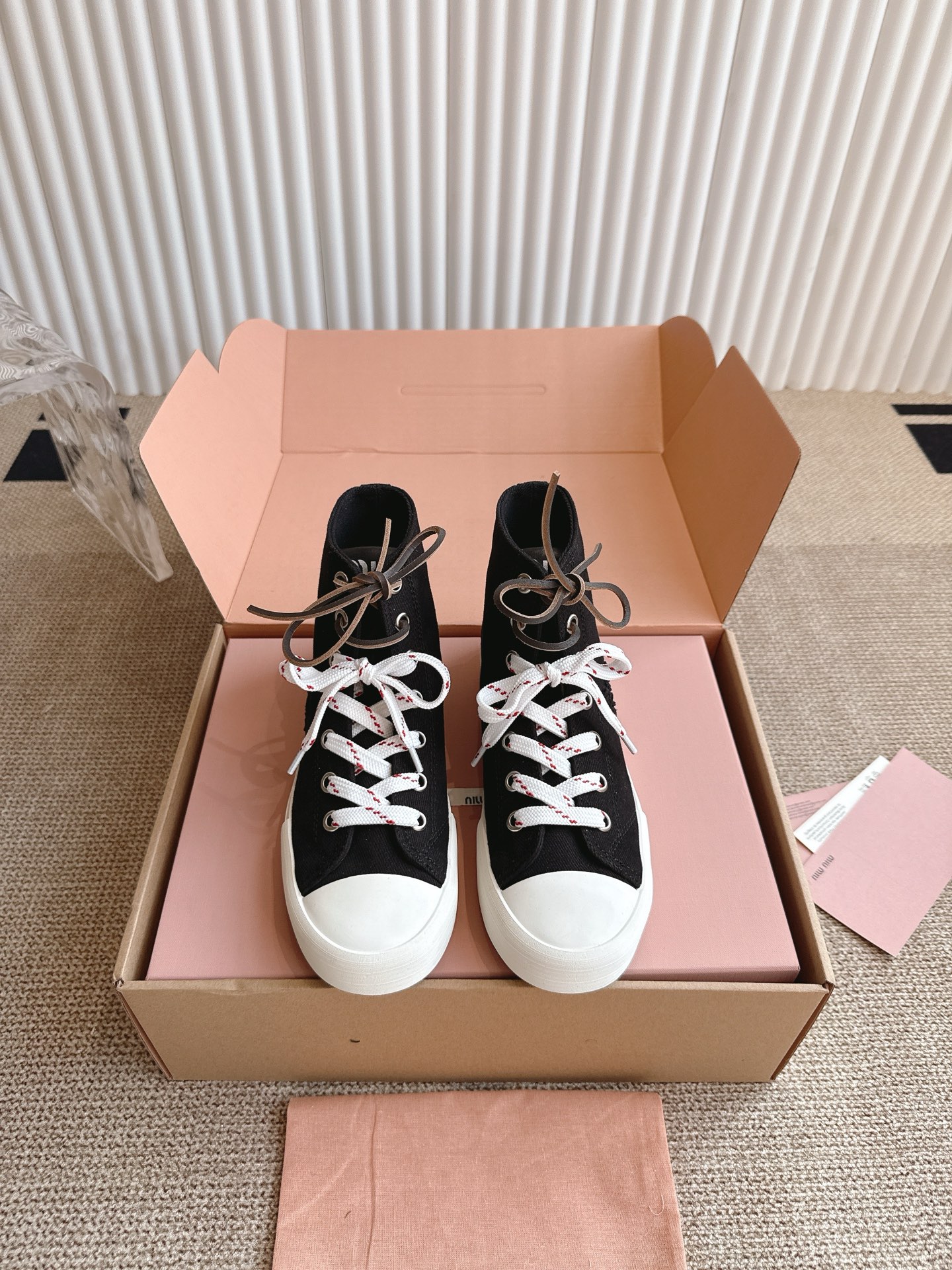 NO:240393,Purchasing grade MiuMiu Miu white shoes 25ssmiu miu continues this style and launches exclusive models. The overall shoe shape is simple   thin sole design, bold and fashionable color matching~ I believe it will still be. The new British style lace-up show craftsmanship comes from the details of the miu miu series. The trend elements of the new season are 1. The concept of the love at this moment, and it is more and more to convey the modern style~ It looks good no matter how you wear it. This summer's fashionable girl loves it and looks very comfortable. It is super comfortable to wear. Size 35-40, casual shoes/sports shoes, miumiu, sneakers19860909代购级MiuMiu 缪缪小白鞋  25ssmiu miu延续了该风格推出了专属款,整体鞋型线条简约＋轻薄鞋底设计,配色大胆时尚~相信还会 春夏新款英伦风系带秀场工艺来自miu miu系列的细节特写 新季的潮流要素一 与此刻挚爱的概念,多撞,传达现代风格~ 怎么穿都好看今夏时髦精最爱看起来不怎么舒服 上脚超级舒服 码数35-40,休闲鞋/运动鞋,miumiu,sneakers,Women's Shoes