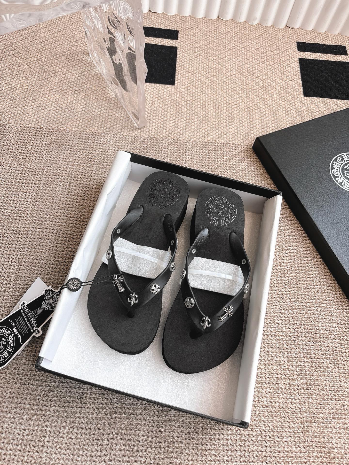 NO:408042,Comehearts 25ss The most popular lazy slippers this summer, Korean fashion summer flip flops. In addition to high-end, elegant and upscale, it is more suitable for lazy people. No need to start, convenient and fast size: 35-40, slippers, slippers19860909comehearts 25ss 今夏最流行的懒人拖鞋,韩版潮流夏季时尚人字拖 高端大气上档次外,更适合懒人族们,都不用动下手,方便快捷 size:35-40,拖鞋,slippers,Women's Shoes