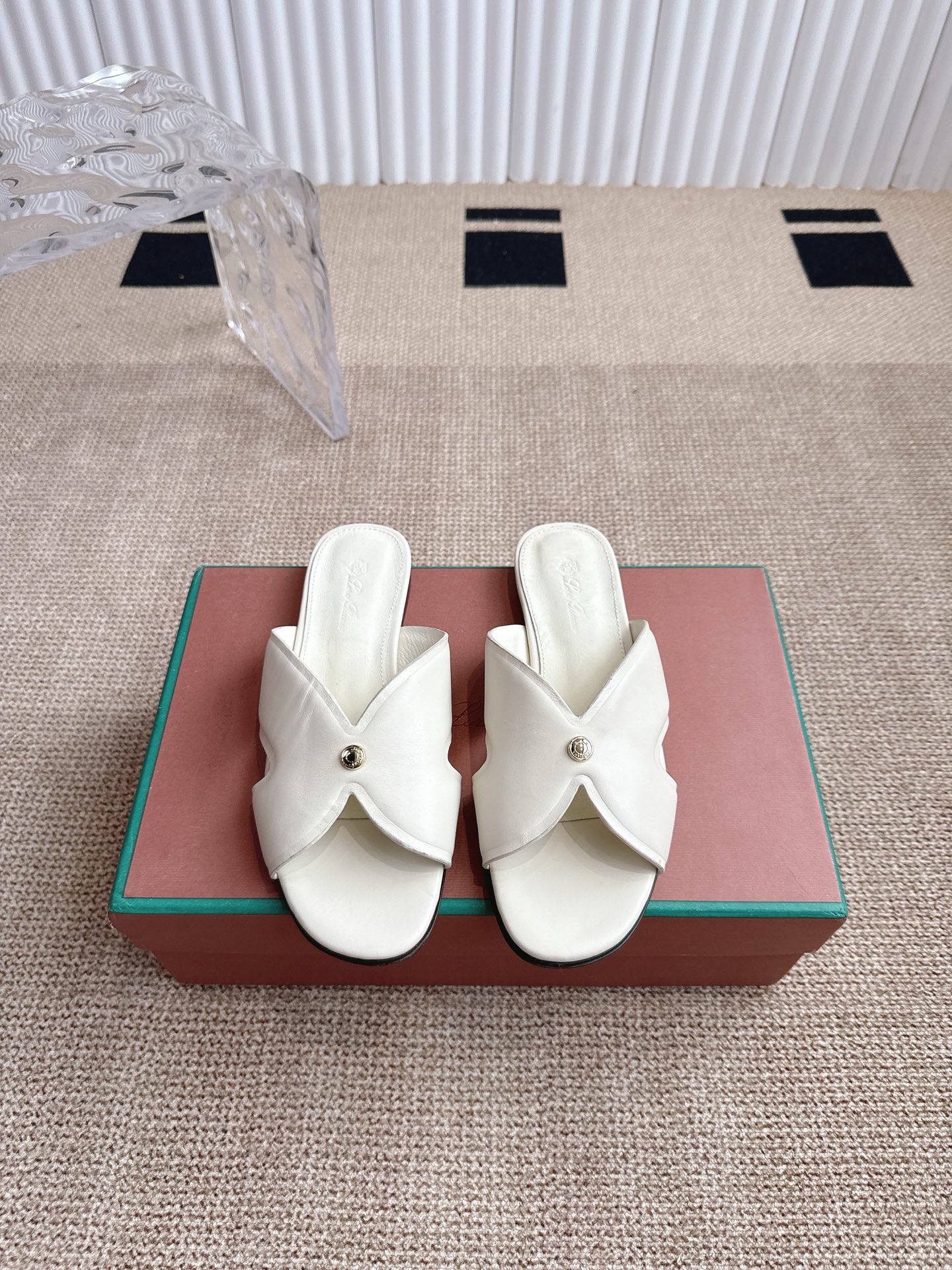 NO:405235,Flat-soled high-heeled LP new product is available for sale Loro Piana (same style and same slippers on the official website | Made of Wish cowhide fabric | Upper is made of high-quality top layer cowhide | footbed, footbed sheepskin, all-round one-to-one recovery counter process flow | High process flow | Imported genuine leather sole from Italy Original craft outsole / definitely not ordinary bulky rubber sole on the market Size: 34-42 sizes (customized by 40, 41.42.34), slippers, loro pigana, loro pigana, slippers, cowhide, sheepskin19860909平底高跟LP新品发售 Loro Piana（官网同款同款拖鞋 |采用 Wish 牛皮面料制作|鞋面采用优质头层牛皮|垫脚,垫脚羊皮,全方位一比一复原专柜工艺流程| 高工艺工艺流程|意大利口进口真皮底 原版工艺大底/绝非市面普通笨重胶底 Size:34-42码（40,41.42.34定制）,拖鞋,loro piana,loro piana,slippers,cowhide,sheepskin,Women's Shoes