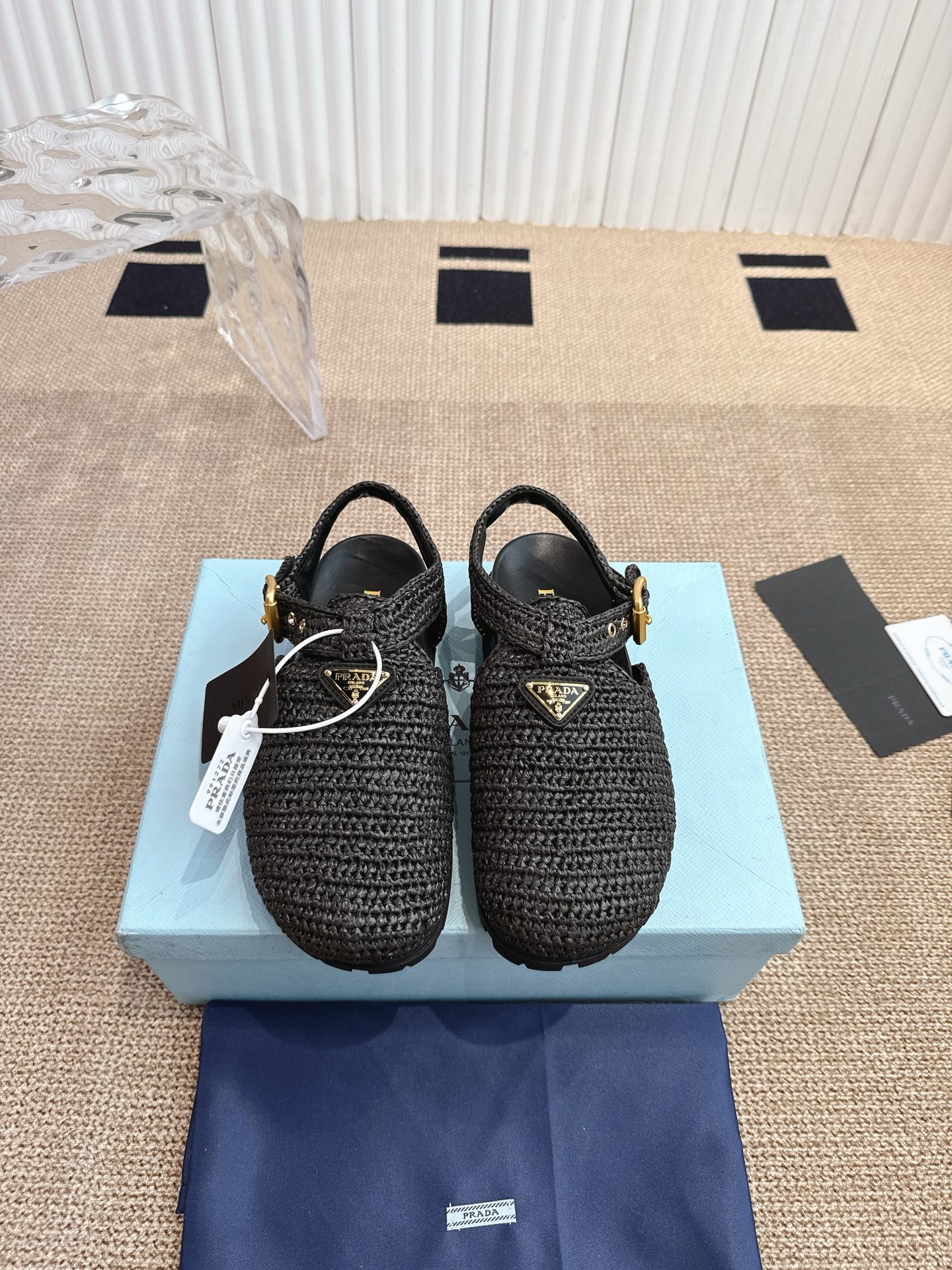 NO:260878,Prada Baotou Slippers This versatile design combines the brand's tradition and modernity, showing an inverted triangle logo, adding a touch of logo. Made of suede, the shoe provides a smooth contour and durable rubber sole, ensuring a combination of fashion and practicality. Size 35-41, sandals, prada, prada, sandals, slippers, chamois leather19860909Prada 普拉达 包头拖鞋  这款多功能设计结合了品牌的传统与现代感,展示了一个倒三角的标志,增添了一丝标志感.采用麂皮制成,这双鞋提供了一种流畅的轮廓和耐用的橡胶鞋底,确保了时尚与实用性的结合. 码数35-41,凉鞋,prada,prada,sandals,slippers,chamois leather,Women's Shoes