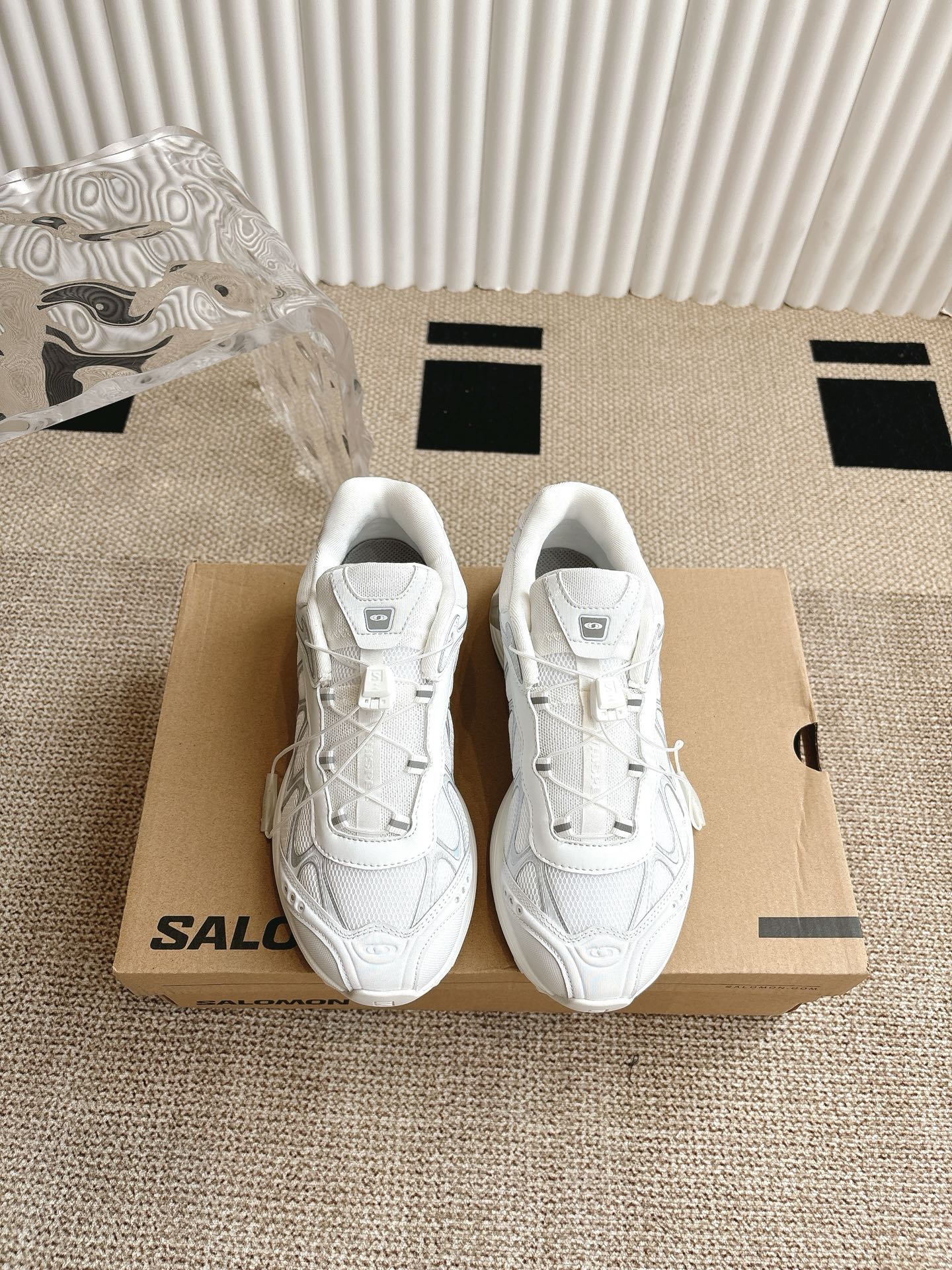 NO:405230,SALOMON XT WHISER SALOMON Outdoor Casual New interpretation focuses on its aerodynamic appearance, with the iconic white and cream color bringing urban style. The other pair is made of pure black to highlight the textured details. The iconic sneakers are refined into a new urban classic, bringing a quiet atmosphere to SALOMON. The original imported cowhide + breathable mesh. The inner part is imported original imported breathable mesh. The sole is original open molded anti-slip rubber outsole. The bottom thickness is 4CM Size35-45. Dad shoes, sneakers, cowhide19860909SALOMON XT WHISER 萨洛蒙户外 休闲 全新演绎的专注于其空气动力学的外观上,标志性白色与奶油色带来都市风格. 另一双则以纯粹的黑色打造,突出富质感的细节,标志性运动鞋被提炼为新的都市经典 为 SALOMON带来静谧气息 面料原版进口牛皮＋透气网面 内里原版进口透气网里 鞋底原版开模防滑橡胶大底 底厚4CM Size35-45,老爹鞋,sneakers,cowhide,Women's Shoes