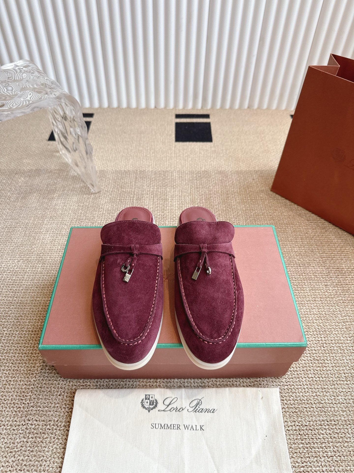 NO:260873,Top version (mainly multi-colored) Women's men's Loro Piana classic semi-walking Comfortable and casual soft leather flat shoes, made of soft unlined suede cowhide leather, and light-colored rubber soles, are a casual feature shared by Loro Piana shoes. The front of the upper is tied with My Charms mini pendant. Since most of the process is hand-crafted, this lightweight soft leather flat shoes can provide better comfort. The anti-slip surface of the sole is formed by repeated relief patterns in the abbreviation of the Loro iana brand, which is low-key and luxurious. Only when you wear it yourself can you know how comfortable it is!  Size women's 35-42 (four 41.42 customized) men's 38-46 (male 38.45.46 customized), casual shoes/sports shoes, loro piana, flats, sneakers, cowhide19860909顶级版本(主打多色) 女款男款 Loro Piana经典半拖 舒适休闲的软皮平地鞋,采用柔软的无衬里绒面牛皮革制作,浅色橡胶鞋底,是Loro Piana鞋履共有的休闲特色,鞋面前部饰带,配以My Charms迷你吊坠.由于大部分过程均采用费工夫的手工制作,这款轻盈的软皮平底鞋能提供更好舒适感.鞋底具防滑表面,由Loro iana品牌字母缩写的重复浮雕图案形成,低调奢华,只有自己穿了才知道有多舒服！ Size女款35-42（女款41.42定制） 男款38～46（男款38.45.46定制）,休闲鞋/运动鞋,loro piana,flats,sneakers,cowhide,Women's Shoes