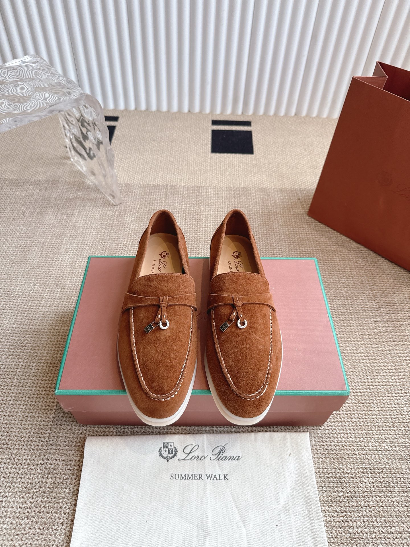 NO:260876,Top version (mainly multi-colored) Loro Piana LP loafers Comfortable and casual soft leather flat shoes, made of soft unlined suede cowhide leather, and light-colored rubber soles are a casual feature shared by Loro Piana shoes. The front of the upper is tied with My Charms mini pendant. Since most of the process is hand-crafted, this lightweight soft leather flat shoes can provide better comfort. The anti-slip surface of the sole is formed by repeated relief patterns in the abbreviation of the Loro iana brand, which is low-key and luxurious. Only when you wear it yourself can you know how comfortable it is!  Size women's model 35-42 (four 41.42 customized) men's model 38-46 (male 38.45.46 customized), casual shoes/sports shoes, loro piana, loro piana, loafers, flats, sneakers, cowhide19860909顶级版本(主打多色)  Loro Piana LP乐福鞋 舒适休闲的软皮平地鞋,采用柔软的无衬里绒面牛皮革制作,浅色橡胶鞋底,是Loro Piana鞋履共有的休闲特色,鞋面前部饰带,配以My Charms迷你吊坠.由于大部分过程均采用费工夫的手工制作,这款轻盈的软皮平底鞋能提供更好舒适感.鞋底具防滑表面,由Loro iana品牌字母缩写的重复浮雕图案形成,低调奢华,只有自己穿了才知道有多舒服！ Size女款35-42（女款41.42定制） 男款38～46（男款38.45.46定制）,休闲鞋/运动鞋,loro piana,loro piana,loafers,flats,sneakers,cowhide,Women's Shoes