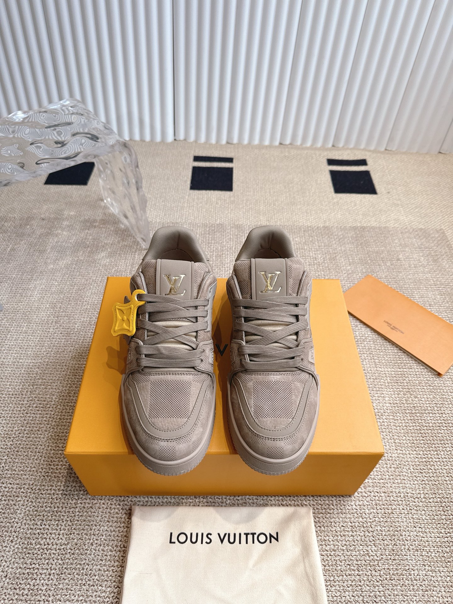 NO:405236,Louis Vuiton ss new LV Trainer series shoe basketball shoes LV Trainer sneakers are classic creativity inspired by designer Virgil Abloh by retro basketball shoes. This time, smooth cowhide leather and Monogram embossed grain cowhide leather, and then Monogram flowers embellish the rubber outsole to reflect the eye-catching jump in the integrated color!  Original imported fabric, cowhide, original custom-made breathable net, original sole, open mold, two-color TPU combination sole, the sole is about 3cm thick, size 35-45, casual shoes/sports shoes, louis vuitton, louis vuitton, louis vuitton, louis vuitton, sneakers, cowhide19860909Louis Vuiton 路易威登 ss新款 LV Trainer系列板鞋篮球鞋 LV Trainer运动鞋是由设计师Virgil Abloh由复古篮球鞋激发的经典创意,此次拼接光滑牛皮革和Monogram压纹粒面牛皮革,再以Monogram花卉点缀橡胶外底,映现一体色彩中的醒目跳跃！ 面料原版进口头层牛皮 内里原版定制透气网里 鞋底原版开模双色TPU组合大底 底厚约3cm 码数35-45,休闲鞋/运动鞋,louis vuitton,louis vuitton,louis vuitton,sneakers,cowhide,Women's Shoes