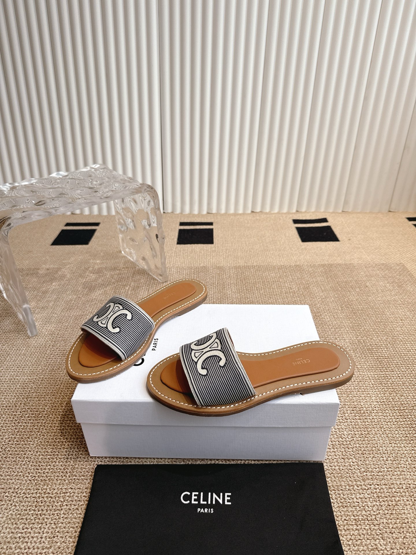 NO:260871,CELINE 25ss Spring and Summer New Semi-slippers Uppers are made of original custom fabric, large bottom layer original raw glue upper genuine leather sole combination, extraordinary texture, super good-looking on the feet, size 35-41 (41 custom made without return or exchange), slippers, celine, celine, slippers19860909CELINE（赛琳）25ss春夏新品半拖鞋鞋面采用原版定制布料,大底下层原版生胶上层真皮底组合,质感非凡上脚超级好看 码数35-41（41定做不退换）,拖鞋,celine,celine,slippers,Women's Shoes