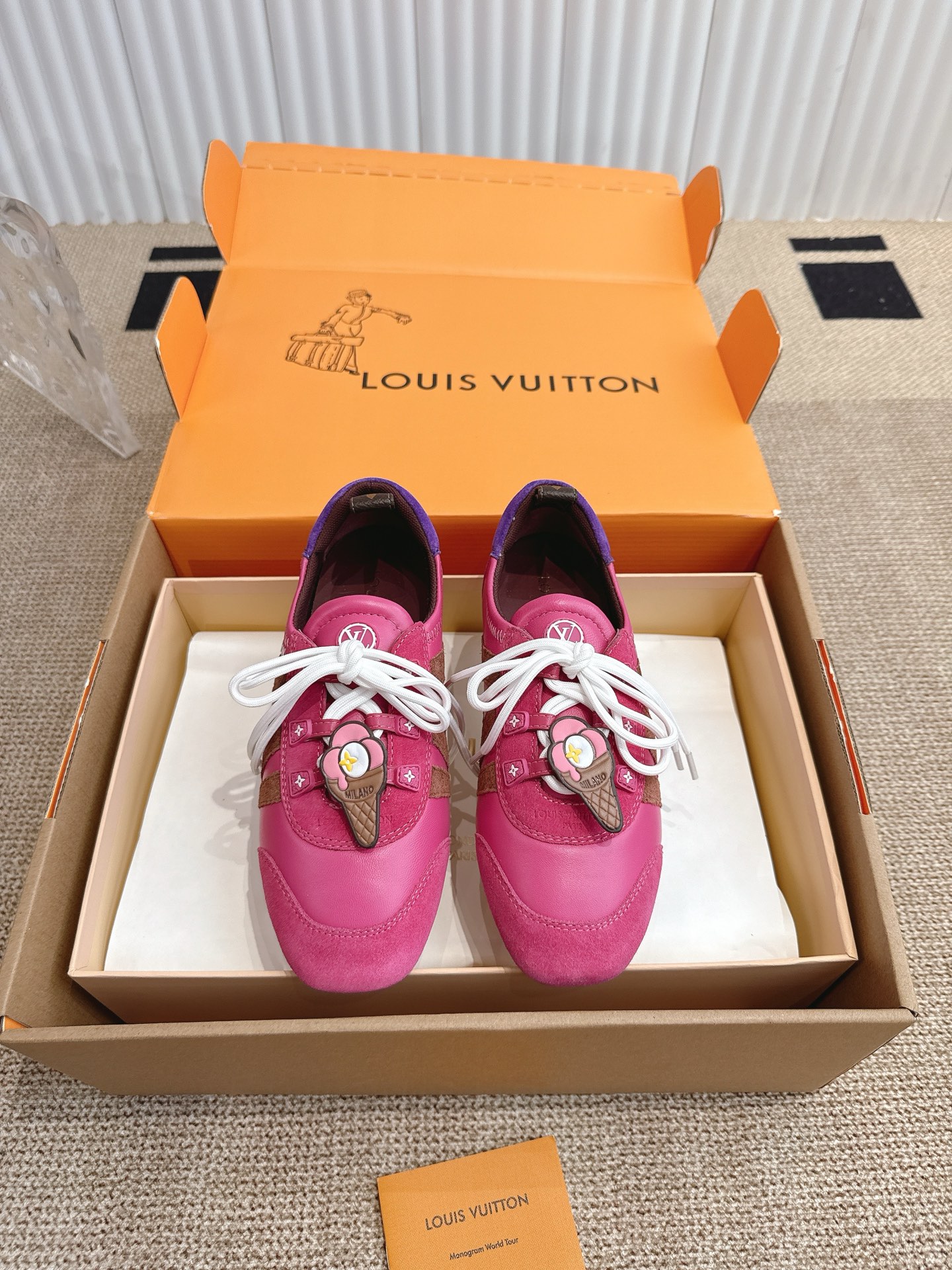 NO:260847,Purchase grade Louis Vuitton Spring and Summer Sneakerina series sneakers German training shoes Flat shoes Casual shoes Top version Sneakerina LV casual sneakers shaping smooth lines with silky suede cowhide leather, combining the light configuration of ballet shoes and the comfortable texture of sneakers. Side logo and Monogram canvas rear straps are rich in details, Sacchetto craftsmanship and T outsole upgrades and gentle wear experience Sole thickness 1.5CM fabric original custom imported toe layer cowhide inner original custom breathable net Sole original open mold injection molding T material Size: 35-45, casual shoes/sports shoes, louis vuitton, louis vuitton, flats, sneakers, cowhide19860909代购级 Louis Vuitton 春夏 Sneakerina系列运动鞋 德训鞋 平底鞋休闲鞋 顶级版本Sneakerina LV 休闲运动鞋以丝滑绒面牛皮革塑造流畅线条 兼具芭蕾舞鞋的轻盈构型和运动鞋的舒适质感.侧面 标识和Monogram 帆布后袢带丰富细节,Sacchetto 工艺和T 外底升级轻柔穿着体验 底厚1.5CM 面料原版定制进口头层牛皮 内里原版定制透气网里 鞋底原版开模注塑T材质 Size: 35-45,休闲鞋/运动鞋,louis vuitton,louis vuitton,flats,sneakers,cowhide,Women's Shoes