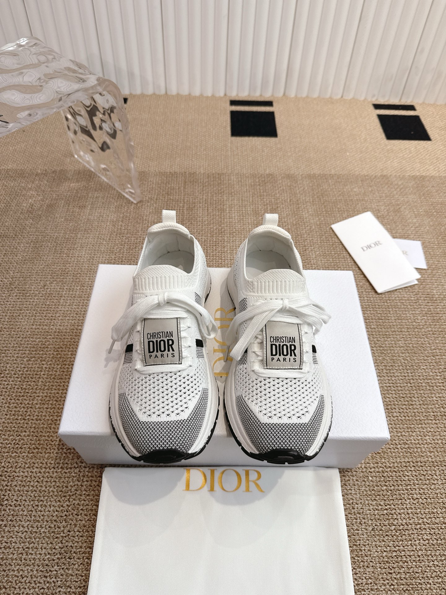 NO:262637,Dior Run'n'Dior sneakers are a new product in the fall 2025 series, reinterpreting the sporty style with elegant and stylish look. The upper is carefully crafted from white and black mesh fabrics, and the laces and heels are decorated with the Christian DiorParis logo. The exquisite two-tone sole is light and soft, which adds a high-order temperament to a variety of casual looks. Main mesh fabric Lining mesh fabric Laces are decorated with Christian Dior logo patch Heel is decorated with black Christian Dior Paris logo Two-tone rubber sole is decorated with the lucky star symbol of Christian Dior Coder 35-44, casual shoes/sports shoes, dior, sneakers19860909Dior Run'n'Dior 运动鞋  这款 Run'n'Dior 运动鞋是二零二五秋季系列新品,以优雅时尚的造型重新演绎运动风格.鞋面采用白色和黑色网眼织物精心制作,鞋带和鞋跟饰以 Christian DiorParis 标志.精致的双色鞋底轻盈柔软,可为各式休闲造型增添高订气质. 主体网眼织物 里料网眼织物 鞋带饰以 Christian Dior Paris 标志补丁 鞋跟饰以黑色 Christian Dior Paris 标志 双色橡胶鞋底饰以 Christian Dior 的幸运星符号 码农35-44,休闲鞋/运动鞋,dior,sneakers,Women's Shoes