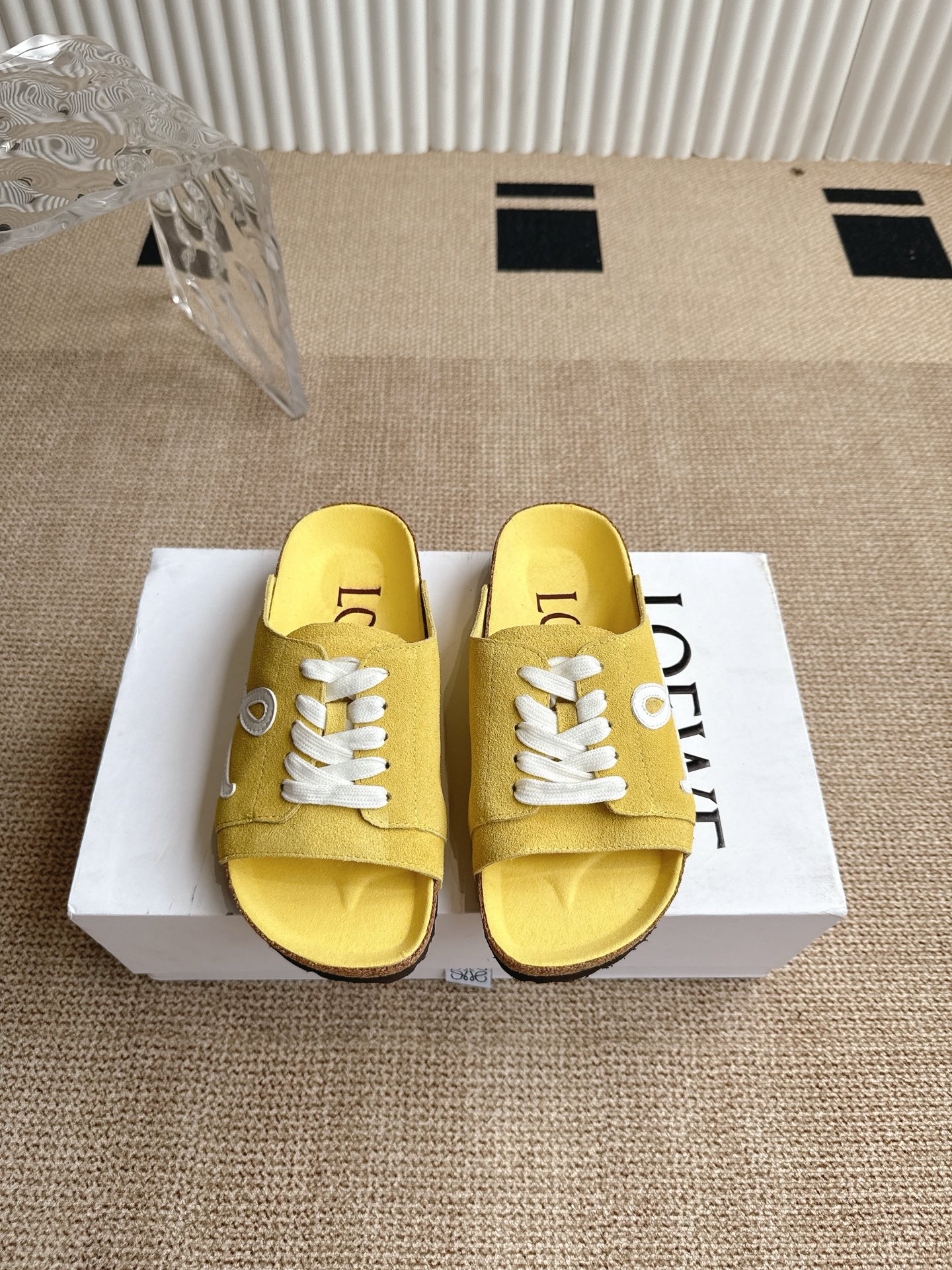 NO:283960,Real-price Loewe x Birkenstock Loewe x Birkenstock Boken full shoes Leather suede double buckle fashion casual flat shoes Cowhide suede soft texture with adjustable shoe buckle to enhance wear comfort ⑤ Ergonomic design dispersing foot pressure and protecting ankle Cork latex footbed has a certain shrinkage and can fit the foot after long-term wear EVA sole has high elasticity and tensile resistance. It has good shock resistance and cushioning. Suitable for all seasons. The soft footbed uses an extra foam cushioning layer to provide extra comfort and all-day support. The rigorous craftsmanship material cowhide balmond Niu Bayon face Outsole mid-layer pine EVA three-layer combination outsole size 35-45, birkenstock, loewe, loewe, flats, cowhide19860909实价Loewe x Birkenstock 罗意威x勃肯鞋  博肯全鞋 皮革绒面双扣时尚休闲平底鞋 牛皮绒面革质地柔软搭配可调节鞋扣提升穿着舒适度⑤ 人体工学设计分散脚部压力 保护脚踝 软木乳胶鞋床具有一定的收缩性 长时间穿着后能贴合脚型 EVA鞋底回弹性和抗张性力高 具有良好的防震、缓冲性 四季皆宜 柔软的鞋床采用额外的泡沫缓冲层 提供额外的舒适感和全天支撑 源于德国的严谨工艺材料牛皮绒面 牛巴戎面 大底中层松木 EVA 三层组合大底 码数35-45,,birkenstock,loewe,loewe,flats,cowhide,Men's shoes