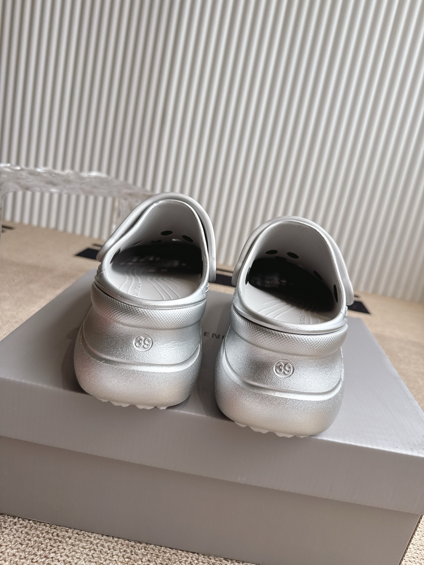 Balenciaga x Crocs 联名洞洞鞋‼