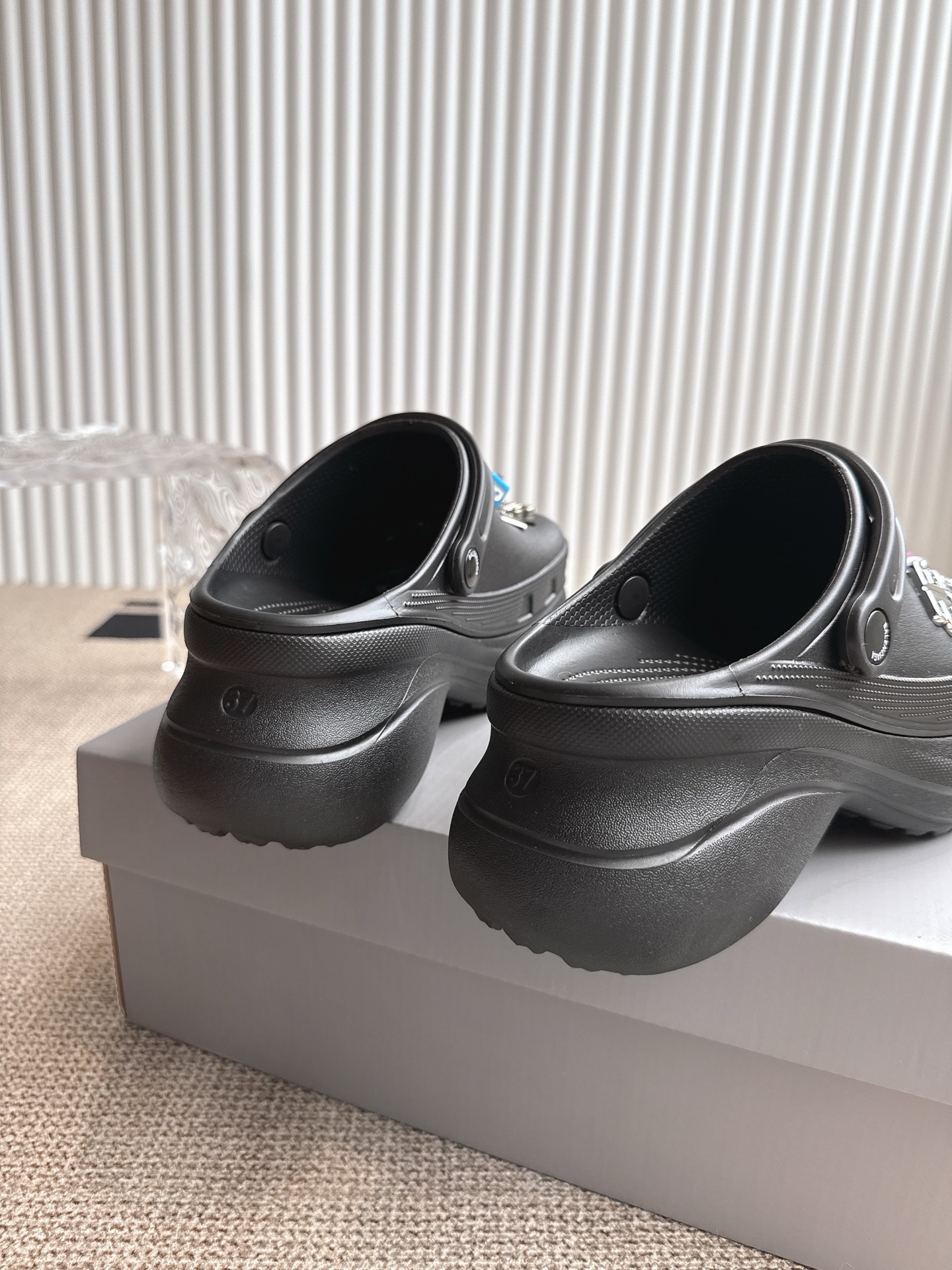 Balenciaga x Crocs 联名洞洞鞋‼