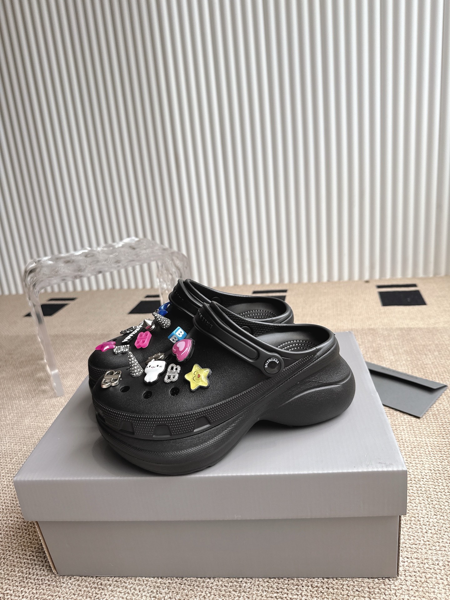 Balenciaga x Crocs 联名洞洞鞋‼