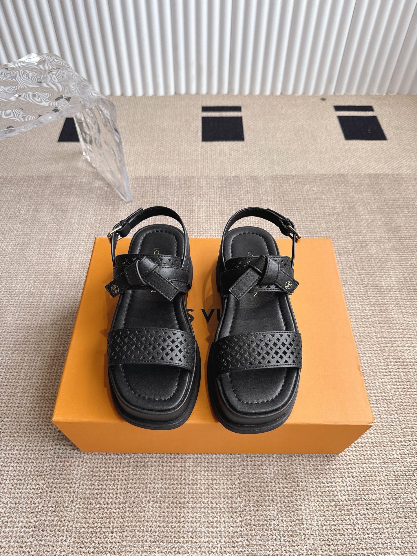 NO:409291,Louis Vuitton MAYA FLATFORM sandals This Maya Flatform sandals are made of smooth cowhide leather, allowing wide laces to shuttle between the leather tongue, and then inject the brand essence with the metal LV Circle logo. The rubber outsole inherits the color of the upper, and the light leather thick sole perfectly elegant style. Cowhide rubber outsole thick sole 5 cm / 2 inch LV Circle logo decoration buckle engraved Louis Vuitton logo sized 35-40, sandals, louis vuitton, louis vuitton, louis vuitton, louis vuitton, tom ford, sandals, cowhide19860909Louis Vuitton 路易威登 MAYA FLATFORM 凉鞋 本款 Maya Flatform 凉鞋选用光滑牛皮革,令宽幅鞋带穿梭于皮革鞋舌之间,再以金属 LV Circle 标识注入品牌底蕴.橡胶外底承袭鞋面色调,轻盈皮革厚底完善雅致风范. 牛皮革 橡胶外底 厚底 5 厘米 / 2 英寸 LV Circle 标识装饰 搭扣镂刻路易威登标识 码了35-40,凉鞋,louis vuitton,louis vuitton,louis vuitton,tom ford,sandals,cowhide,Women's Shoes