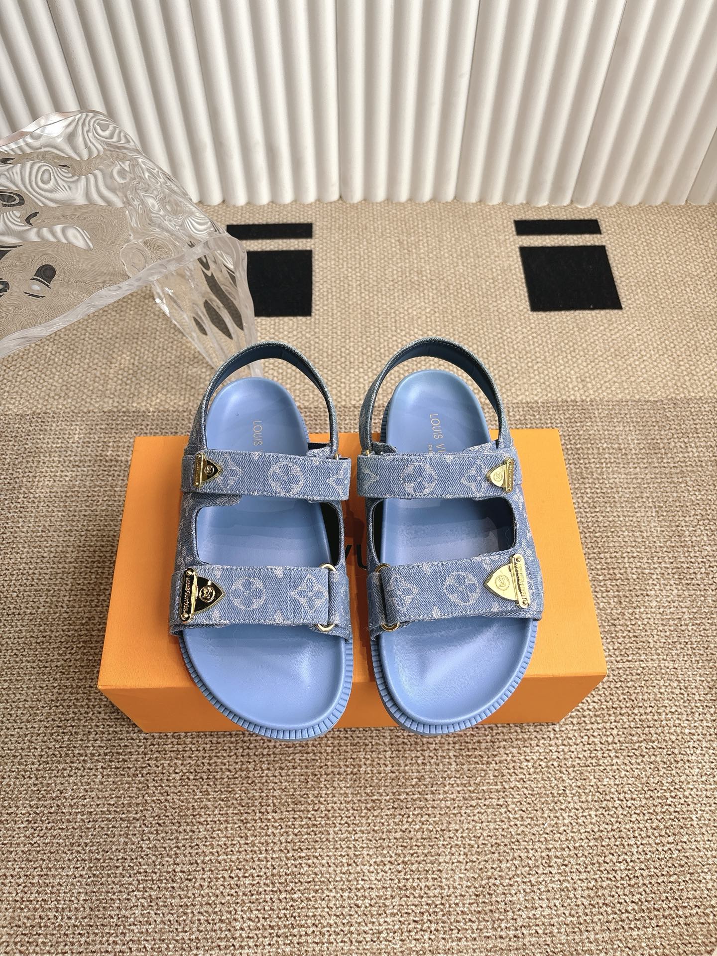 NO:382031,LOUIS VUITTON | Louis Vuitton The latest fashionable and casual semi-sandals ~ the latest trendy products of the season. Many bloggers have planted grass and purchased the original model to customize the model. The master's degree in professional research on hollow combination design and applied linguistics is very versatile and fashionable and casual outfits, comfortable to wear. I keep it for myself!  Special material for upper LV denim inner sheepskin standard size, exclusive original mold opening clear log size 35-42, sandals, louis vuitton, louis vuitton, louis vuitton, louis vuitton, sandals, sheepskin19860909LOUIS VUITTON | 路易威登 最新时尚休闲半凉鞋～代购级当季最新潮品 众多博主纷纷种草,入购原版开模定制 镂空组合设计与应用语言学硕士专业研究非常百搭时尚休闲穿搭,上脚舒适 自留推荐！ 鞋面LV专用材料 牛仔 内里羊皮标准码 垫脚独家原版开模清晰log 码数35-42,凉鞋,louis vuitton,louis vuitton,louis vuitton,sandals,sheepskin,Women's Shoes