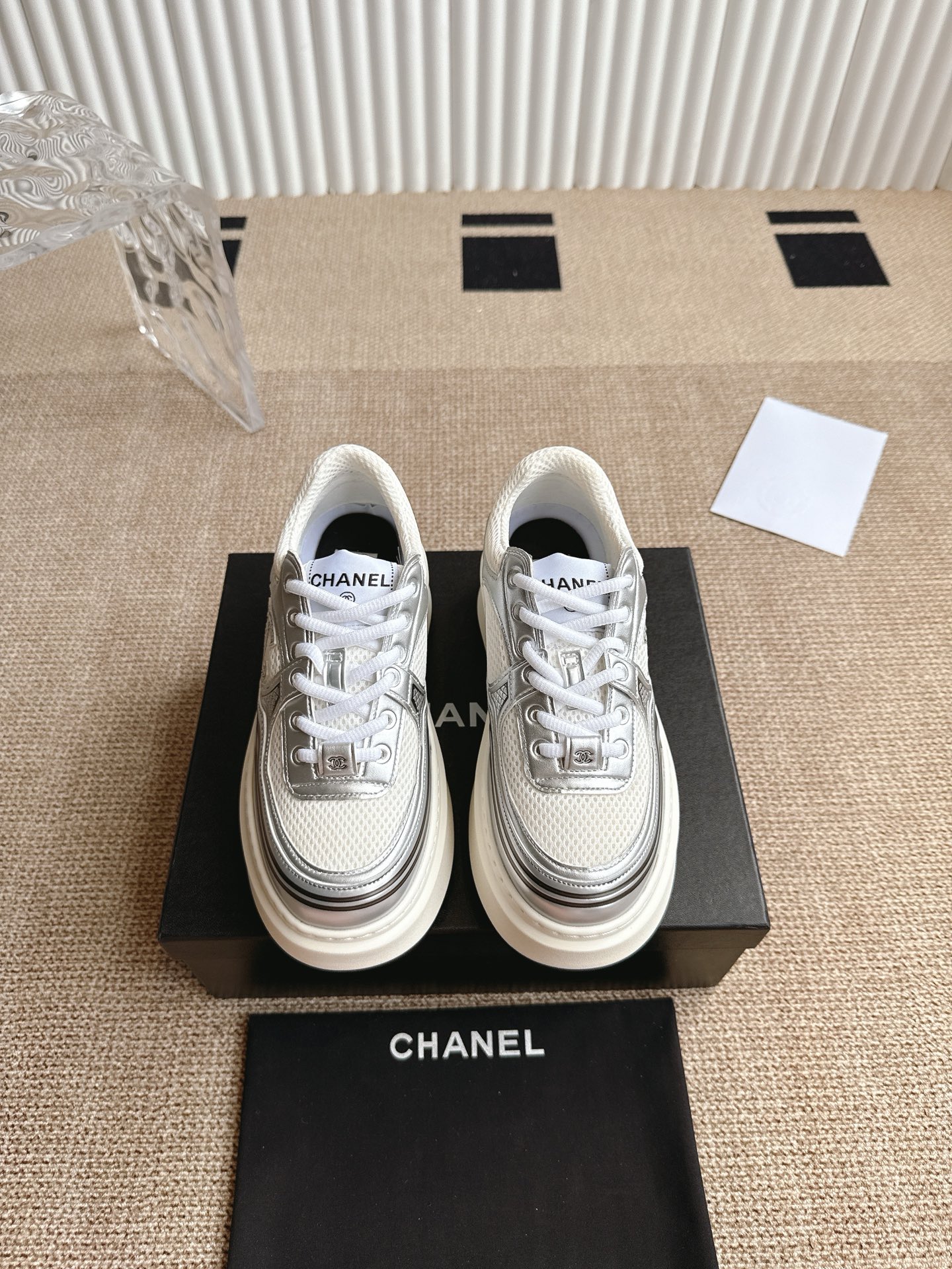 NO:406388,Chanel Chanel thick-soled silver-horned king's latest overseas catwalk style 2025 spring vacation sneakers, inspired by Monaco's international seaside lifestyle, creating a new sense of fashion. The upper uses integrated molding materials, customized breathable mesh in the inner lining Original open-die two-color outsole 4 colors Size 35-40, casual shoes/sports shoes, chanel, chanel, alexander wang, sneakers19860909Chanel 香奈儿厚底银角大王最新的国外走秀款  2025开春度假运动鞋,以摩纳哥国际化的海滨生活方式为灵感 打造一个全新的时尚感 鞋面采用一体化成型材料 内里定制透气网布 原版开模双色大底 4色 码数size35-40,休闲鞋/运动鞋,chanel,chanel,alexander wang,sneakers,Women's Shoes